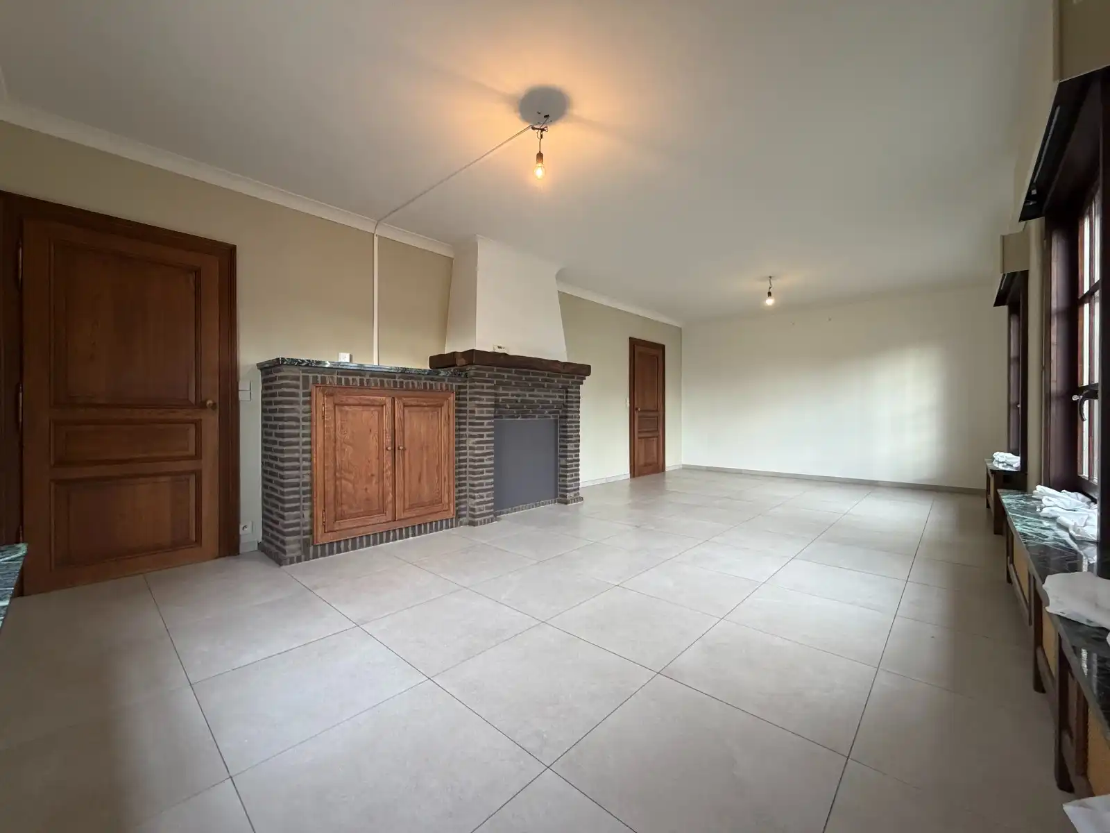 Ruime halfopen woning met 3 slaapkamers, garage en zonnige tuin in het centrum van Deinze foto 4