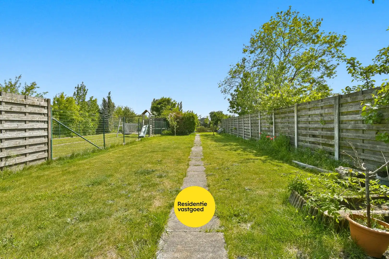 Gezinswoning met ruime tuin foto 24