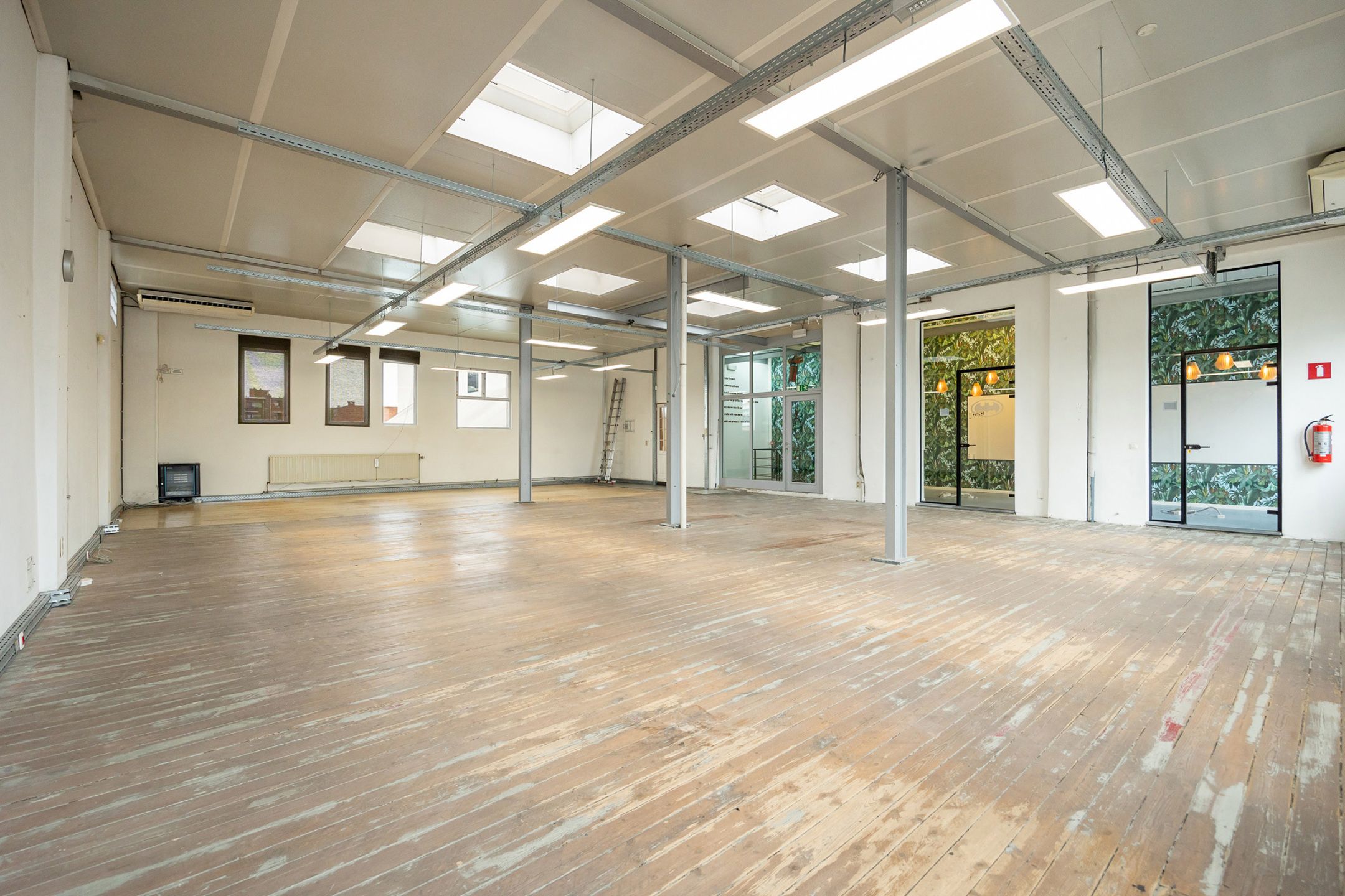 Karaktervol kantoor te koop te Merksem foto 14