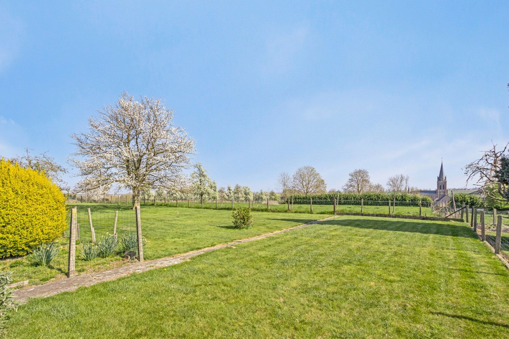 Verzorgde woning met mooie tuin en leuke weide, rustig gelegen en prachtig uitzicht foto 2
