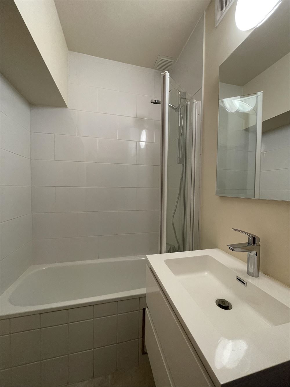 Gerenoveerd appartement met 2 slaapkamers en autostaanplaats foto 9