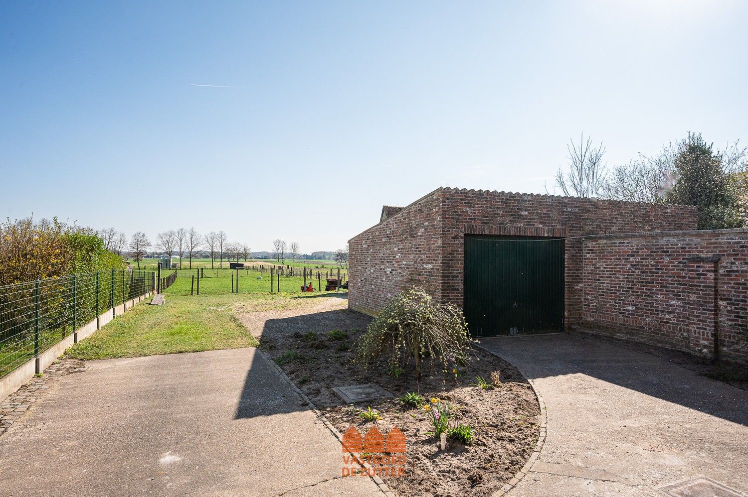 Te renoveren halfopen woning met prachtig vergezicht op unieke locatie foto 6