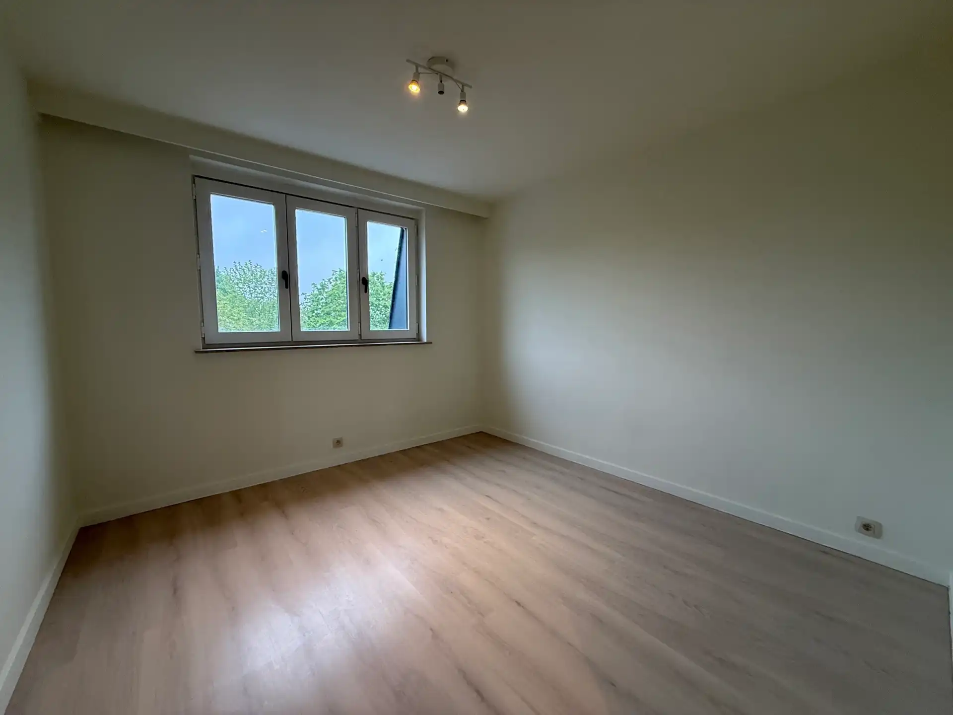 WANZELE - Ruim appartement mét garage. foto 6