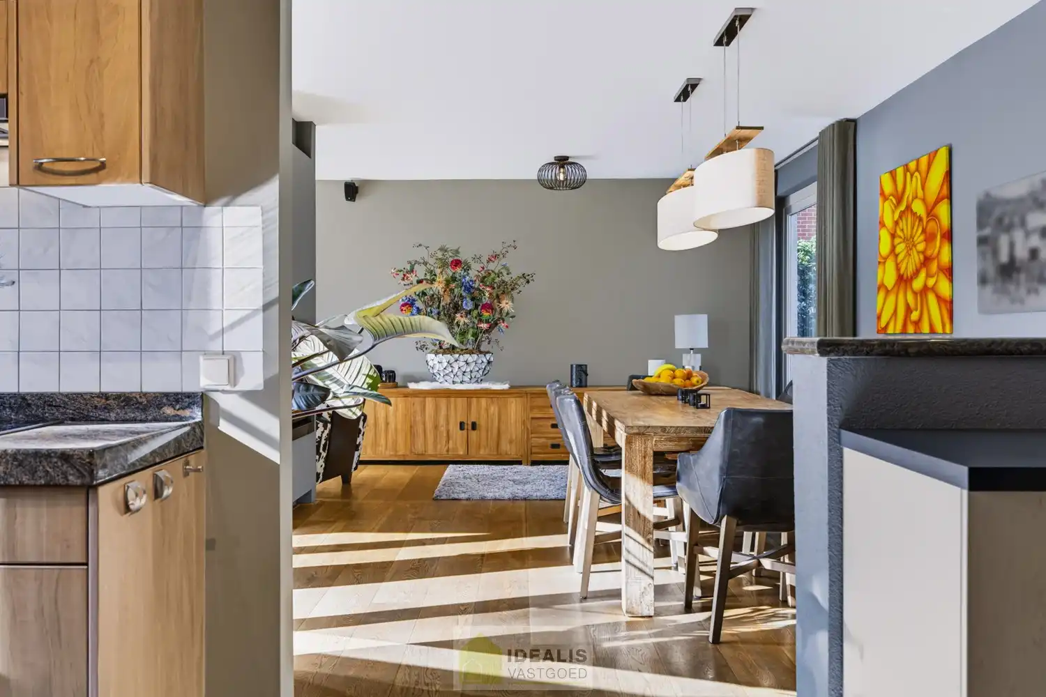 IDEALIS VASTGOED – EEN HUIS OM VERLIEFD OP TE WORDEN! DEZE PRACHTIGE INSTAPKLARE (LEVENSBESTENDIGE) VILLA MET EEN HEERLIJKE LICHTRIJKE LEEFRUIMTE VOORZIEN VAN EEN OPEN KEUKEN, 5 SLAAPKAMERS, 2 BADKAMERS, EEN PERFECT AANGELEGDE TUIN IN ALLE PRIVACY, UITGERUST MET EEN GOED VOORZIENE BUITENKEUKEN EN BIJGEBOUWEN INGERICHT VOOR WELLNESS (HOT TUB) EN BERGRUIMTE! EEN MUST VISIT VOOR ZIJ OP ZOEK NAAR MOOIE HUIZEN! foto 27