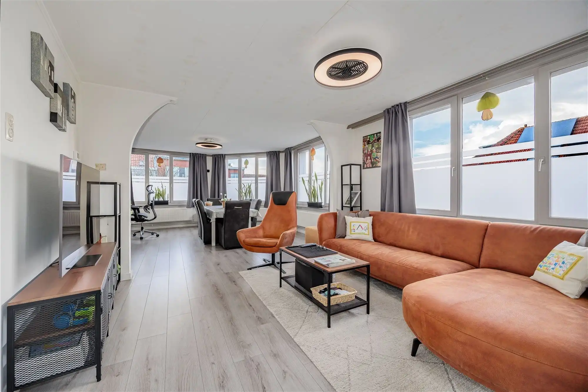 Uniek hoekperceel met handelshuis + garage + appt foto 8