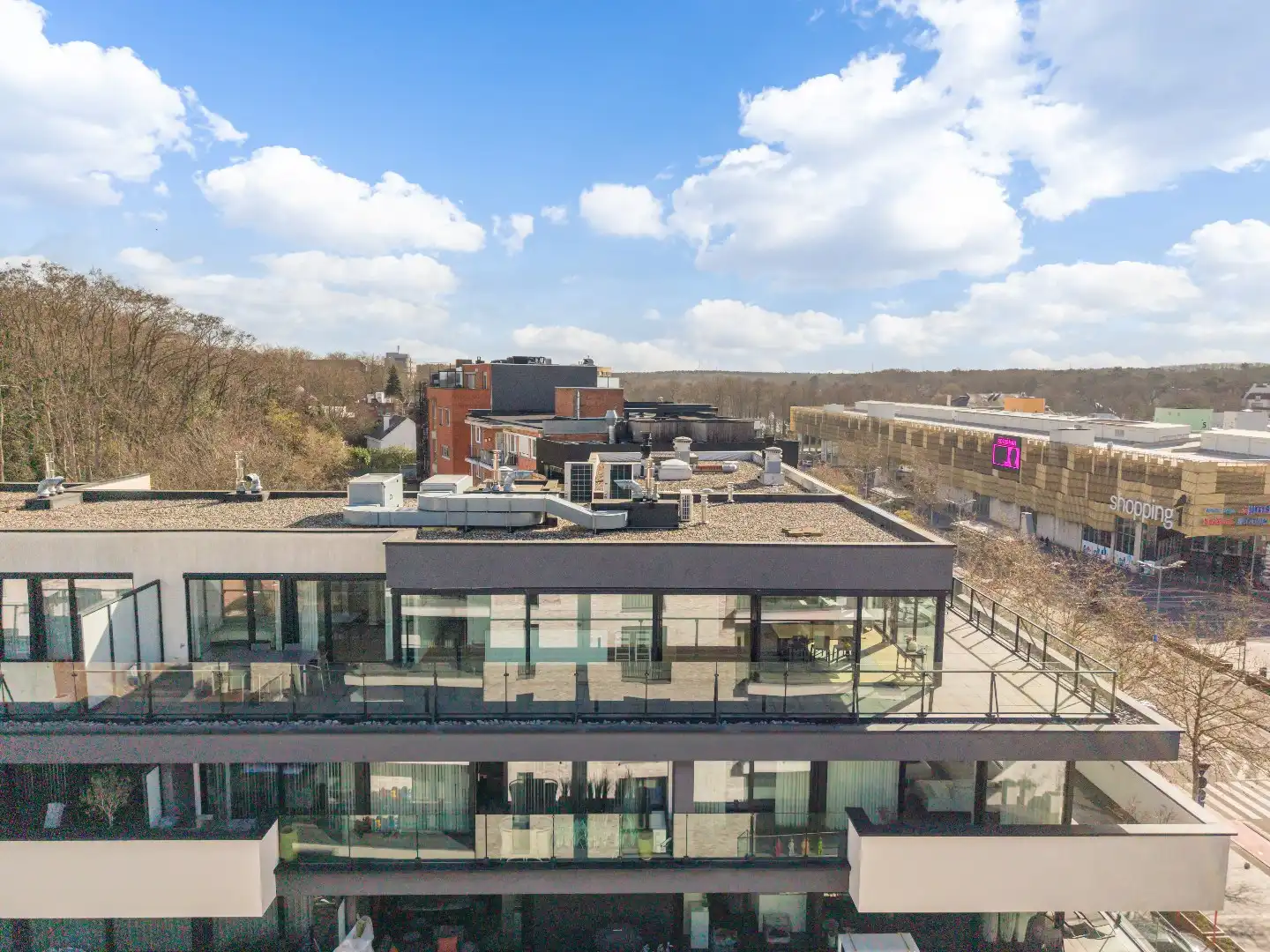 Exclusief penthouse met ruim terras, 2 slpk, dubbele autostaanplaats, centrum Genk foto 2