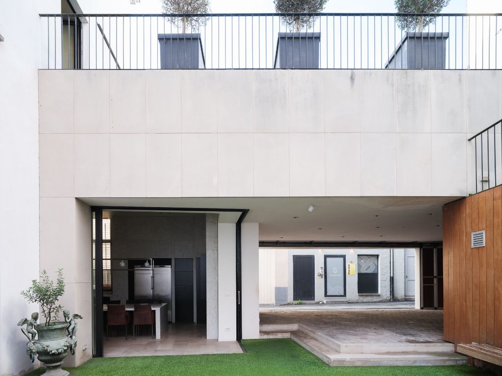 Indrukwekkend stadspaleis met imposant woonvolume, zwembad en parkeermogelijkheden foto 8