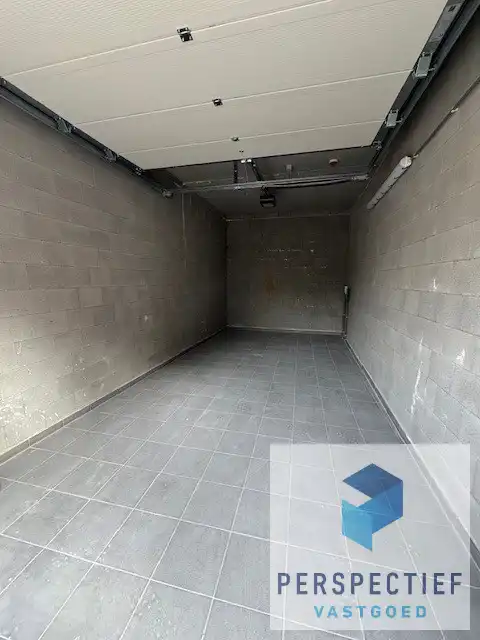 RUIME garagebox met automatische poort foto 3