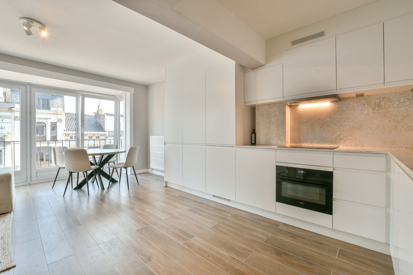 Gerenoveerd 2-slaapkamerappartement op toplocatie - vlakbij de zeedijk! foto 12