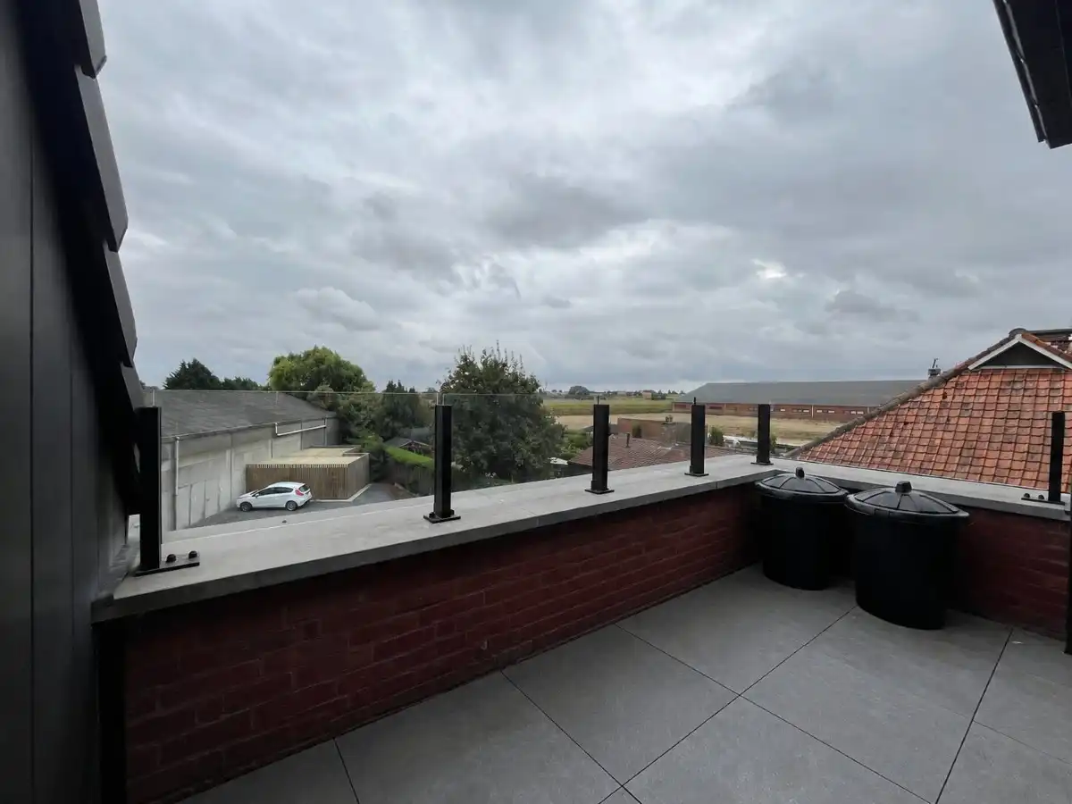 Moorslede – Instapklaar en lichtrijk dakappartement langs de Stroroute foto 12