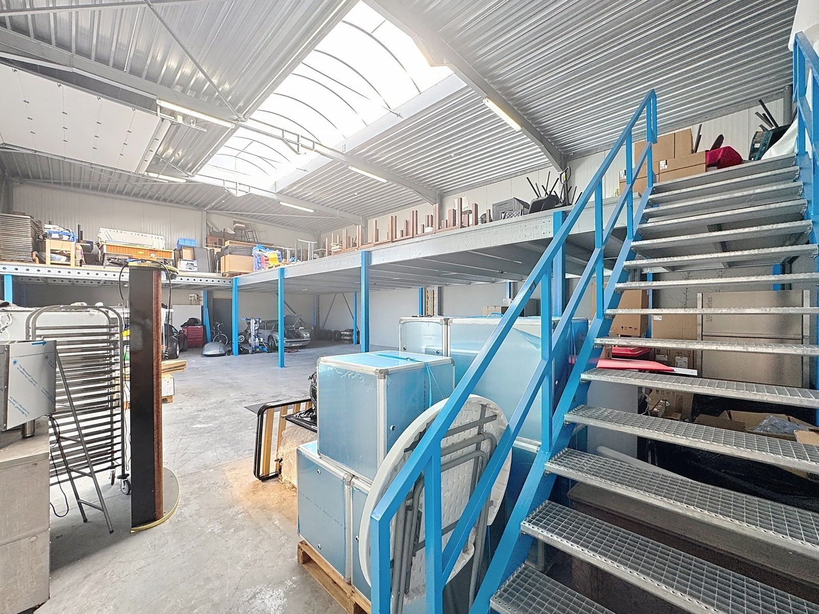 Instapklare OPSLAGRUIMTE (260m2) met mezzanine (150m2) te huur op  een uitstekende ligging te Veurne! foto 5