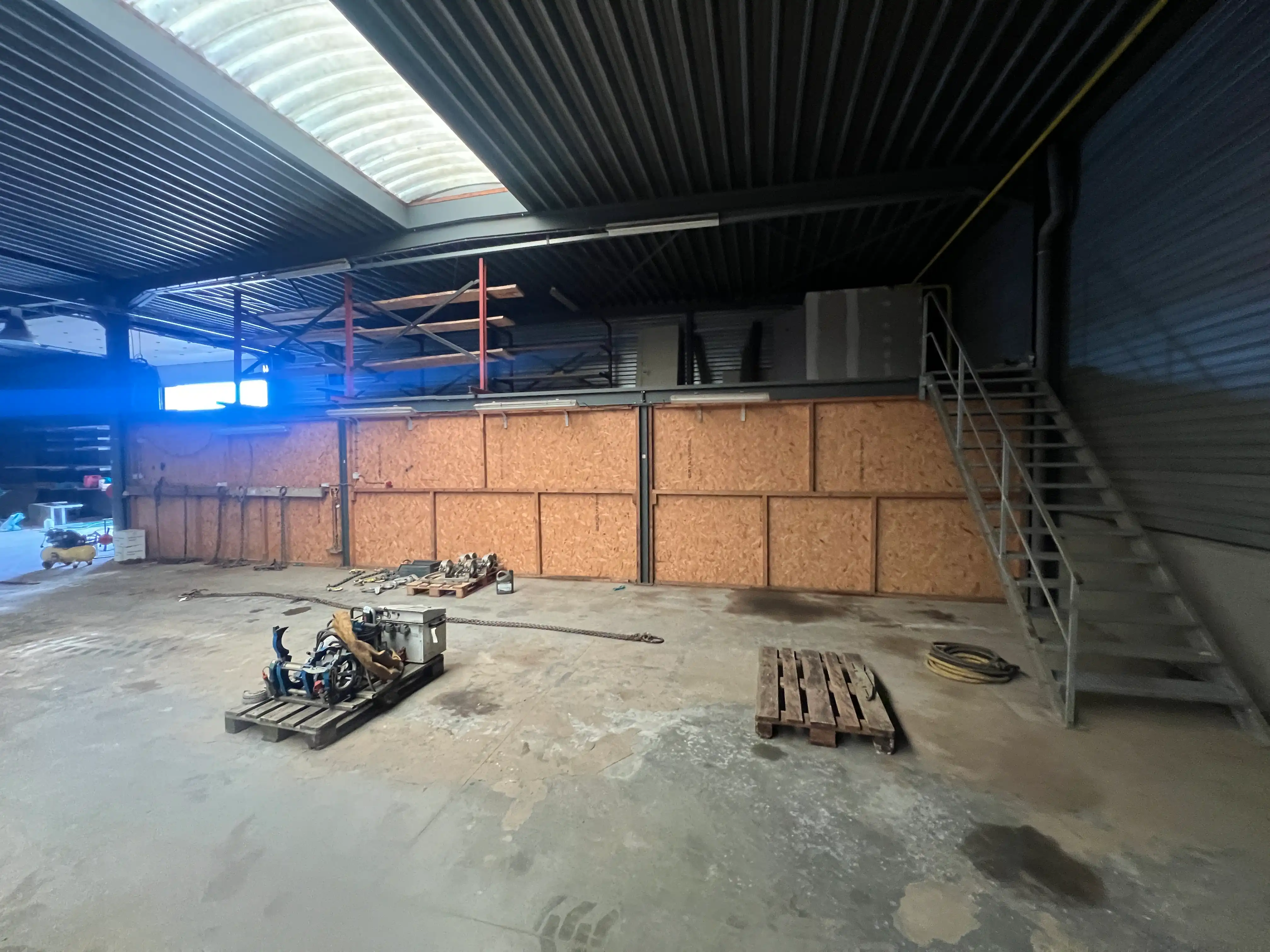 Bedrijfsgebouw te koop in Oudsbergen met buitenopslag foto 7