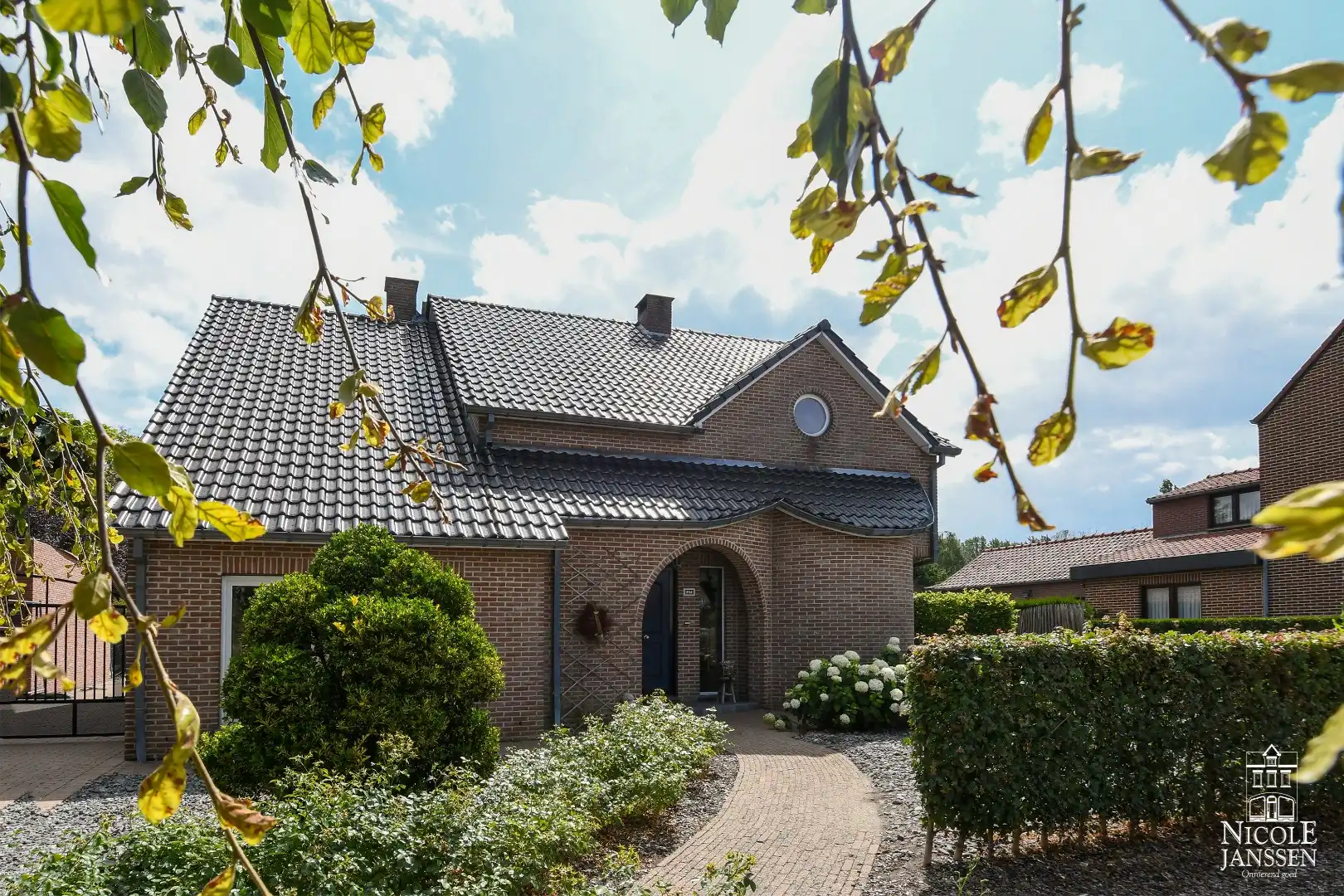 Instapklare gezinswoning met vier slaapkamers en zwembad foto 2