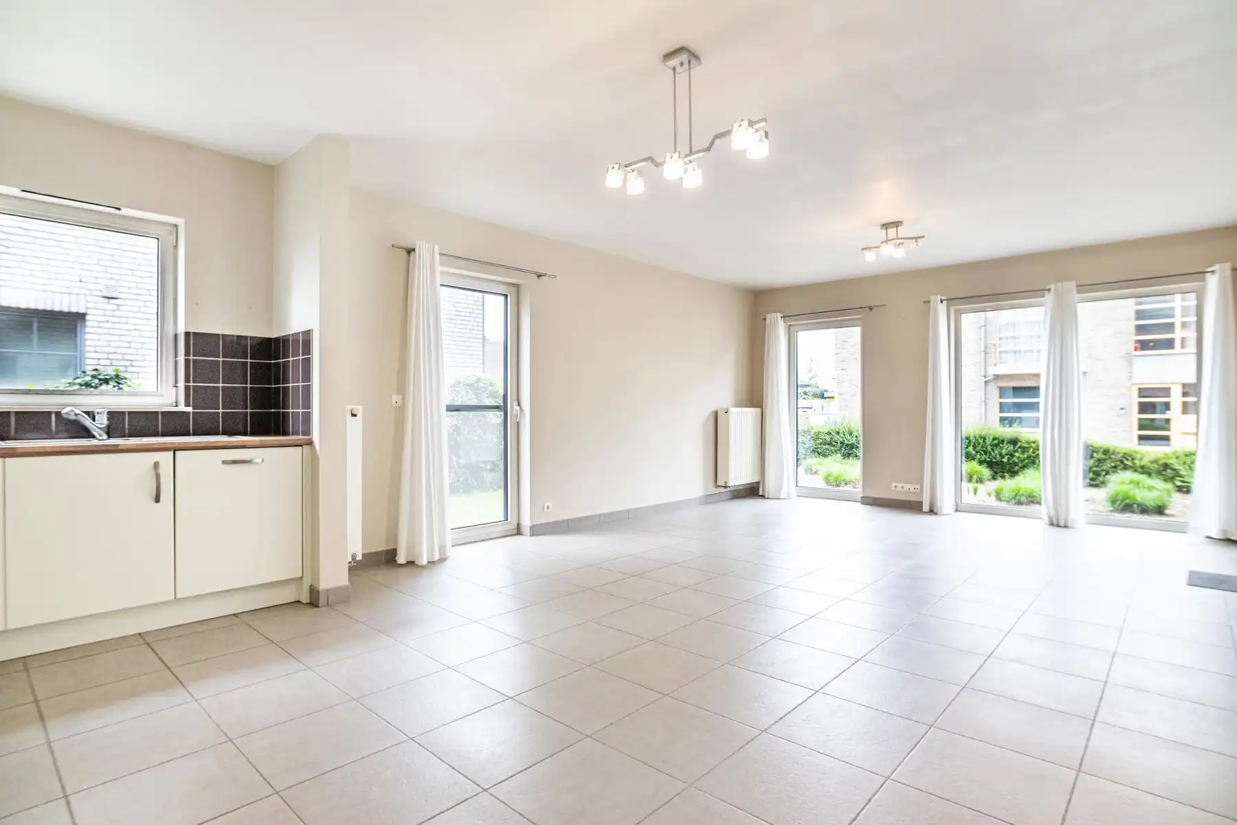 Instapklaar gelijkvloers appartement met privatieve tuin foto 2