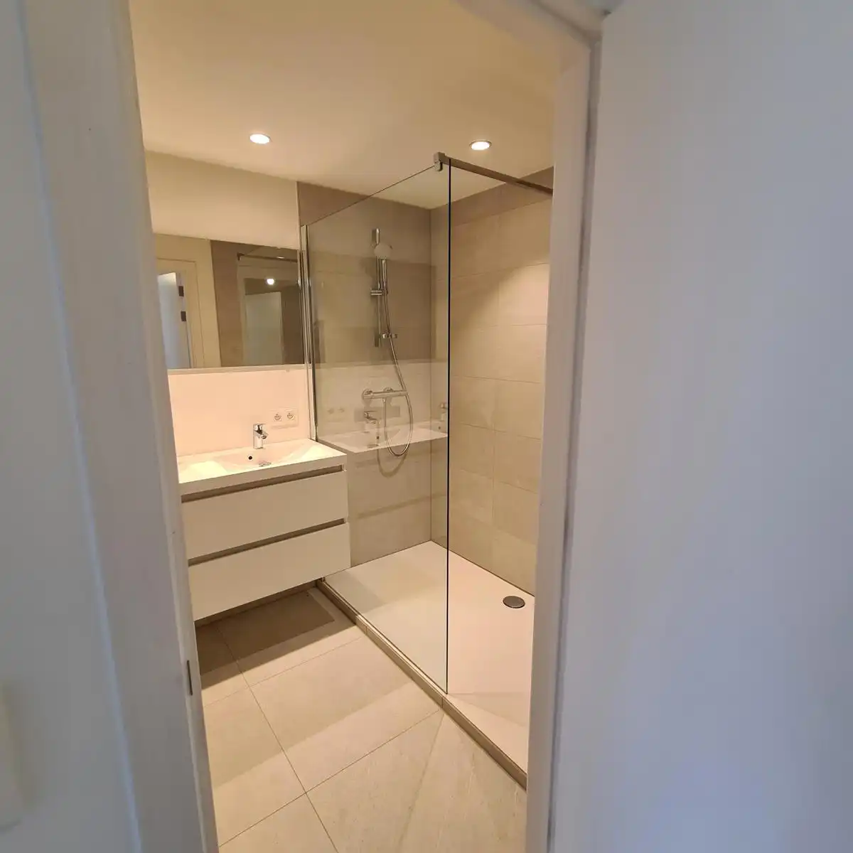 Instapklaar appartement met 2 slaapkamers ! foto 10
