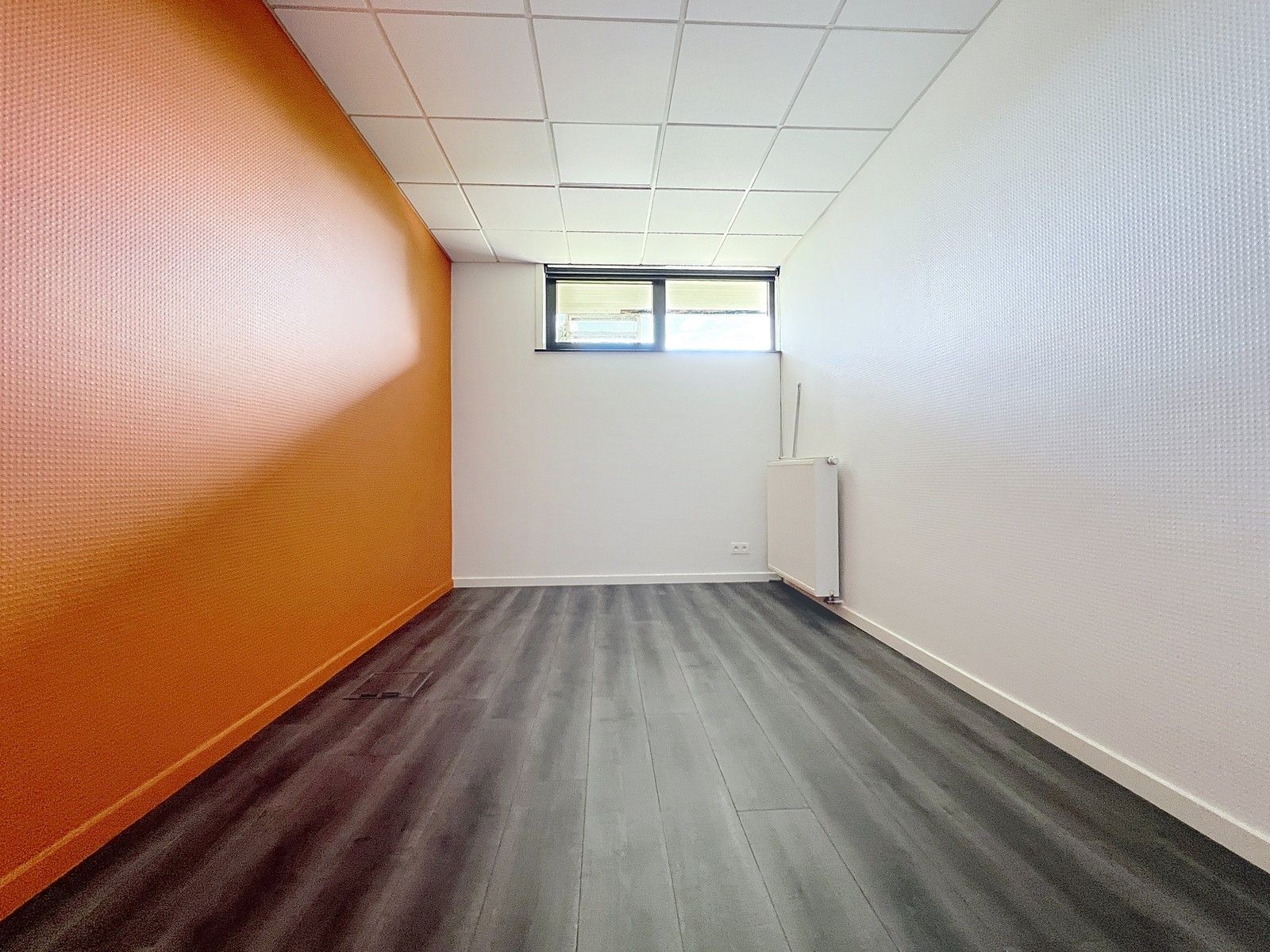 Instapklaar lichtrijk GERENOVEERD pand met mooie open kantoor/praktijkruimte en 4 aparte burelen/consultatieruimtes. foto 20