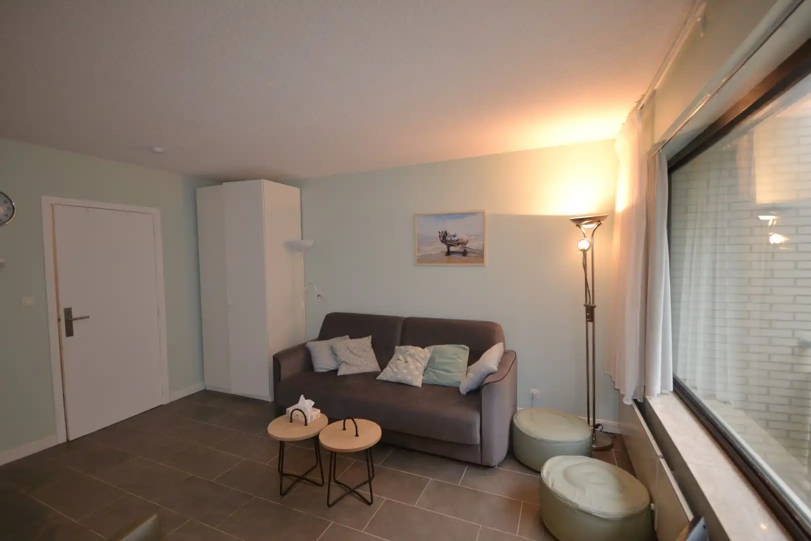 Gemeubeld appartement met  slaaphoek te Oostduinkerke ,  terras en  zijdelinks zeezicht.  foto 2