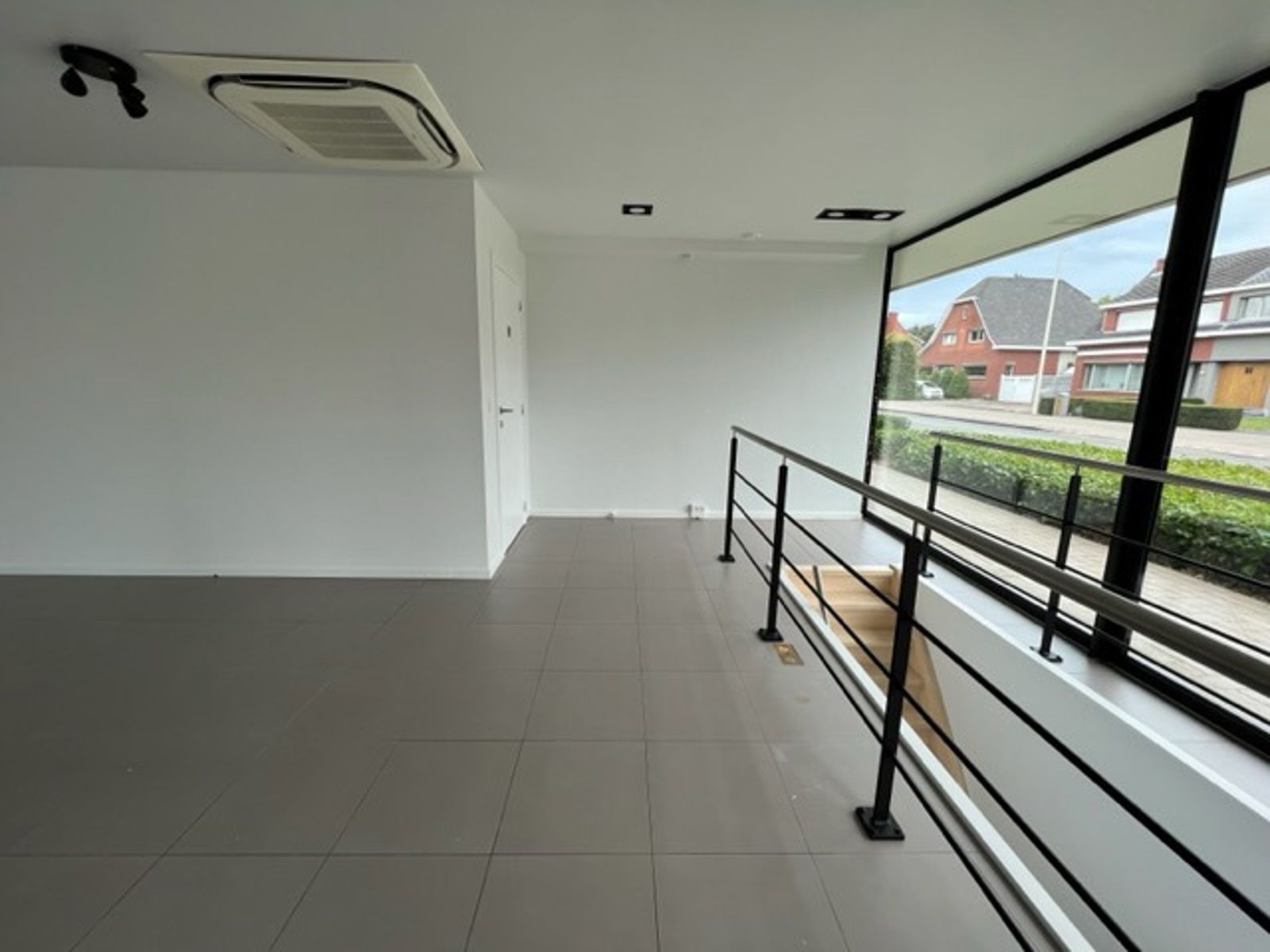 Lichtrijk kantoor / handelspand met parking foto 10