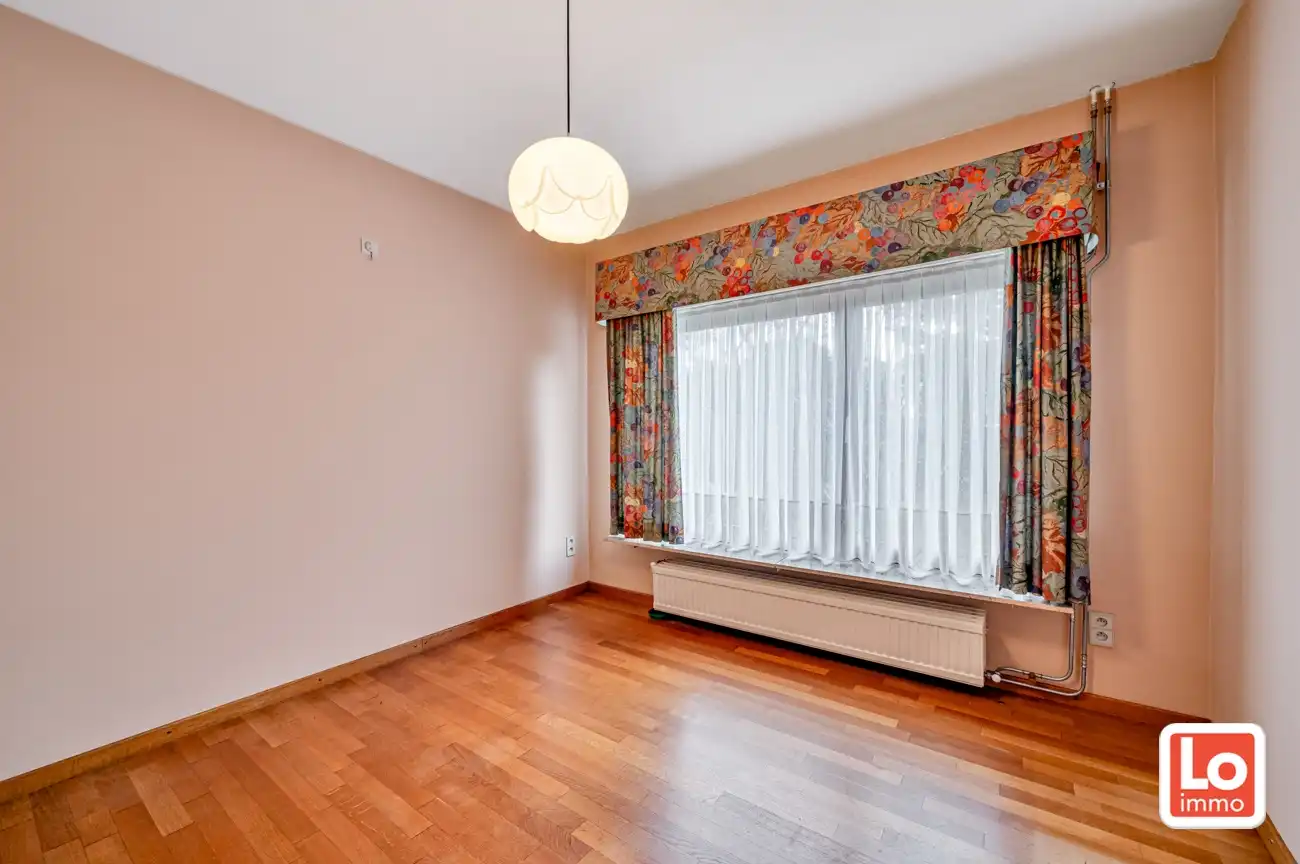 VERKOCHT! Goed onderhouden op te frissen gelijkvloerse woning met inpandige garage in een rustige straat nabij het centrum van Zelzate! foto 10