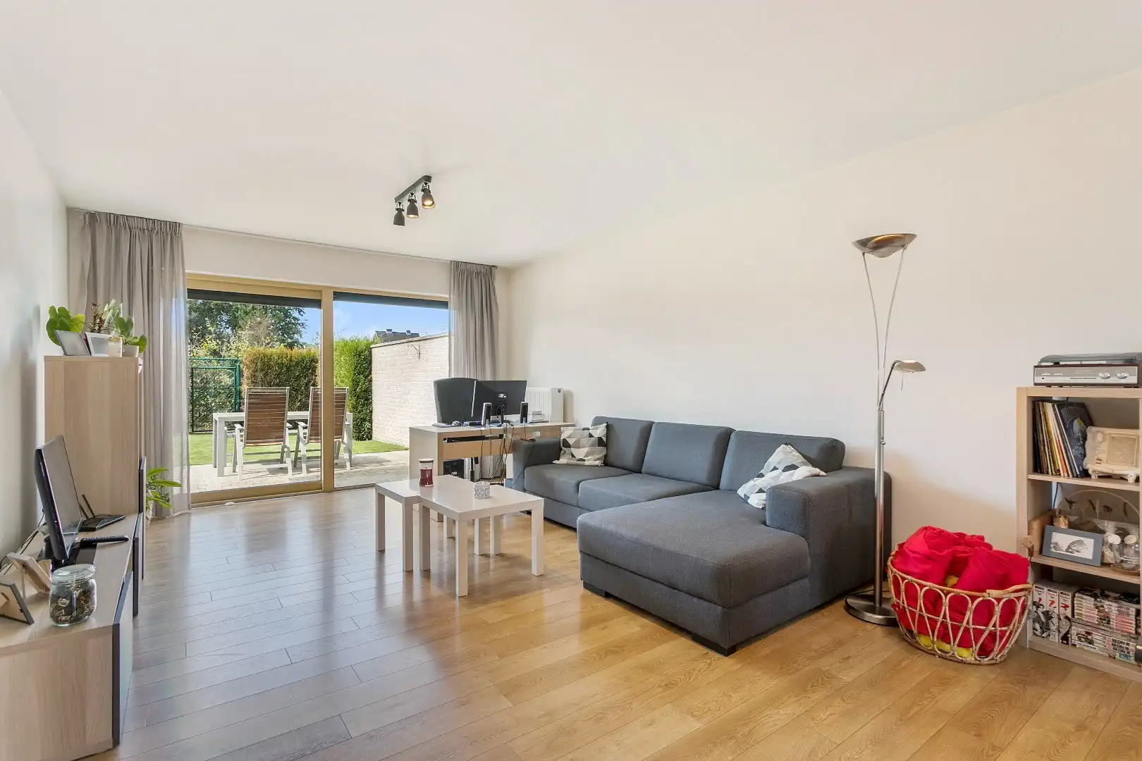 Modern, gelijkvloers appartement met 2 slpk, ondergrondse parking en tuin. foto 2