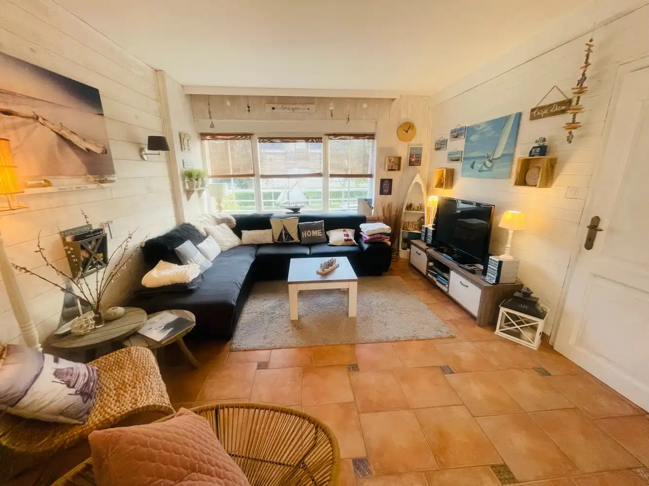 Zeebrugge à 50 mètres de la mer&nbsp; Maison très charmante entièrement rénovée avec 5 chambres à coucher, 3 salles de bains et 3 terrasses. Atout majeur : 2 places de parking et un grand garage. Comprend une allée pour 2 voitures en enfilade, un grand garage, un atelier,un local a vélos, un studio aménagé et un petit jardin orienté au sud. &nbsp;1er étage : superbe séjour, cuisine ouverte aménagée, donnant sur une terrasse. Style Long Island. &nbsp;2e étage : 3 belles chambres, 2 salles de bain. Sous les combles, une 4e chambre. &nbsp;Surface construite de 230 m². Superficie du terrain de 137 m².&nbsp; &nbsp; Magnifique !&nbsp; Parfaitement soigné et entretenu ! foto 4