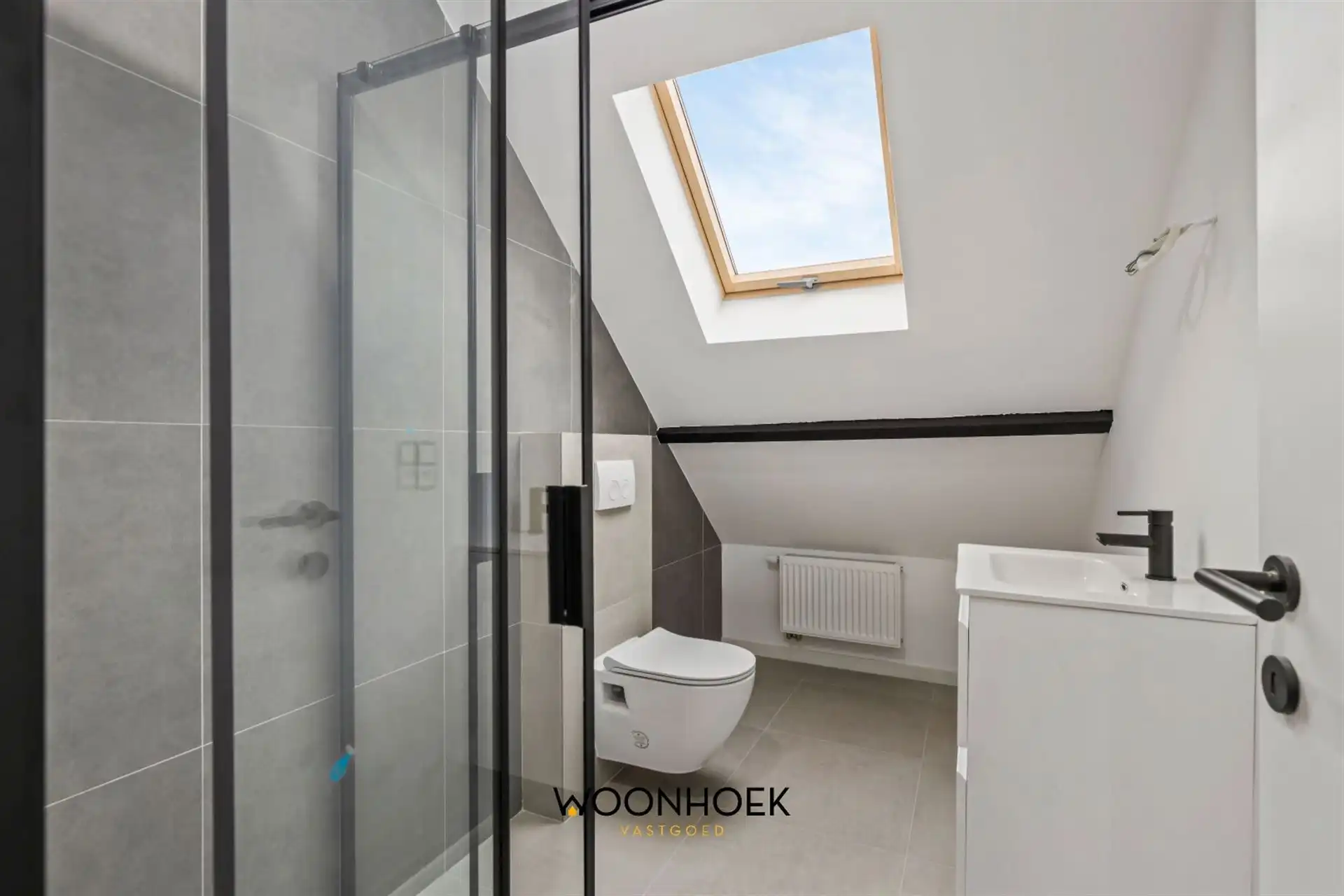 Gerenoveerde, 4-slpk woning met 2 badkamers en tuin! foto 11