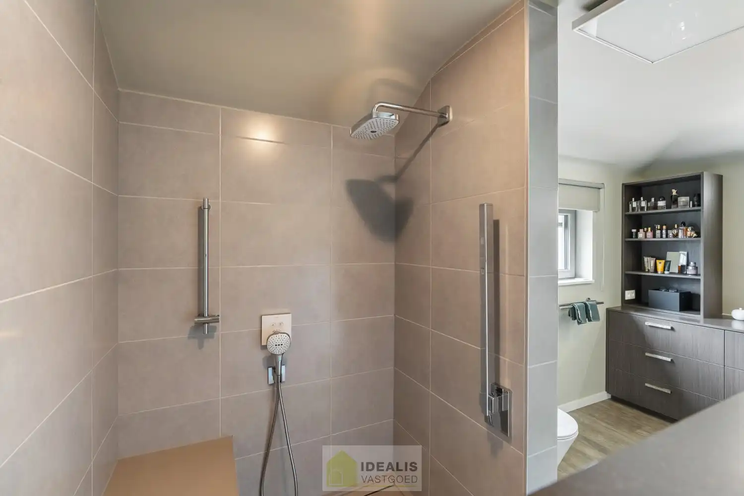 IDEALIS VASTGOED – ROYALE, INSTAPKLARE EN PERFECT ONDERHOUDEN GEZINSWONING DEWELKE OP EEN ELEGANTE MANIER WERD AANGEPAST AAN MINDERVALIDEN OP EEN RUIM EN RUSTIG PERCEEL VAN 11A 55CA foto 25