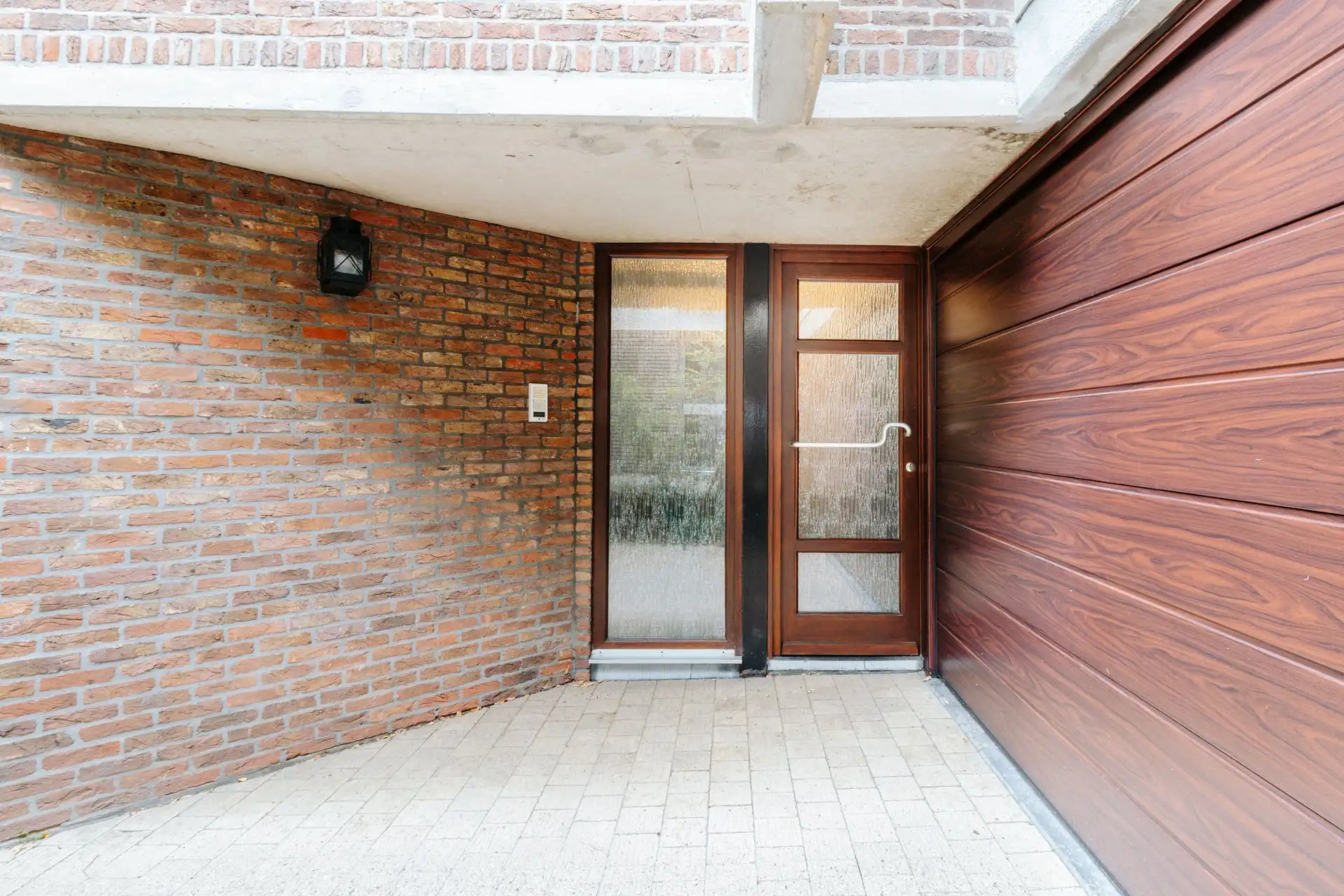 Architecturale Lejon-woning in autoluwe straat foto 2