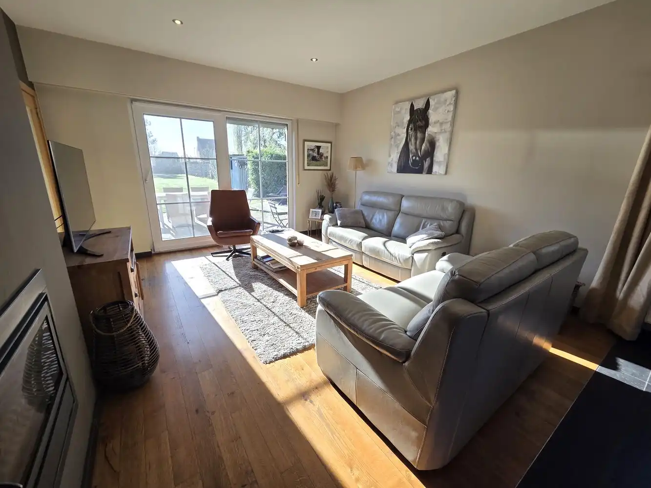 Zeer ruime gezinswoning, 4 slaapkamers, volledig onderkelderd met dubbele garage als bijgebouw foto 7