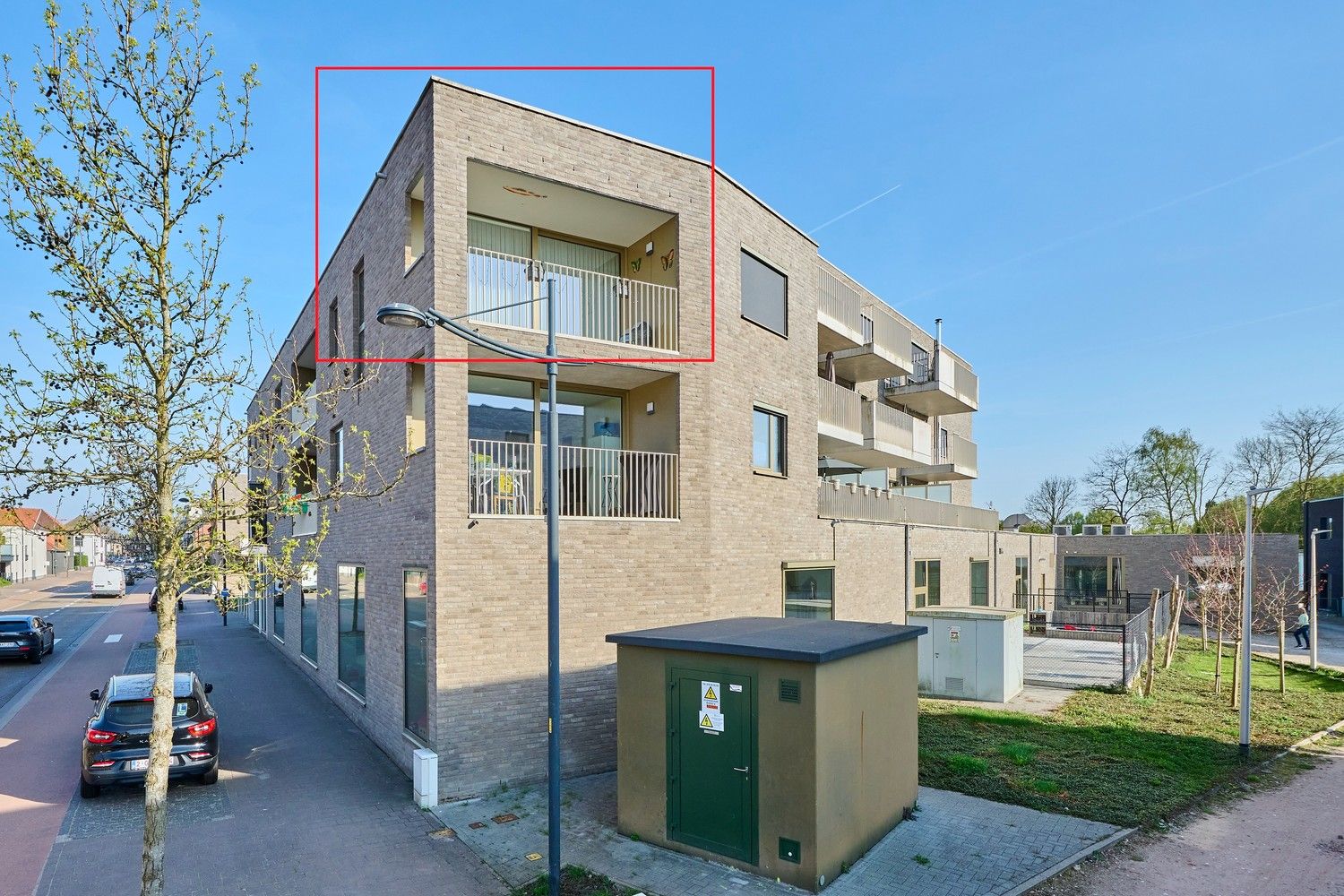 Ideaal gelegen serviceflat (tweede verdieping) met zongericht terras foto {{pictureIndex}}