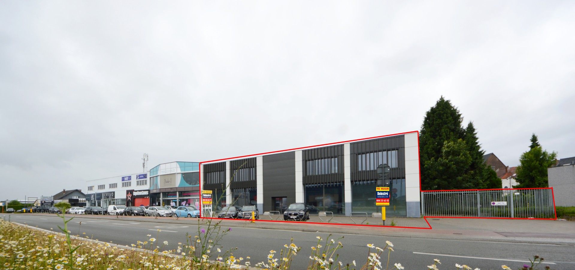 COMMERCIEEL GEBOUW BAANLOCATIE MET PARKING NABIJ MCDONALDS foto {{pictureIndex}}