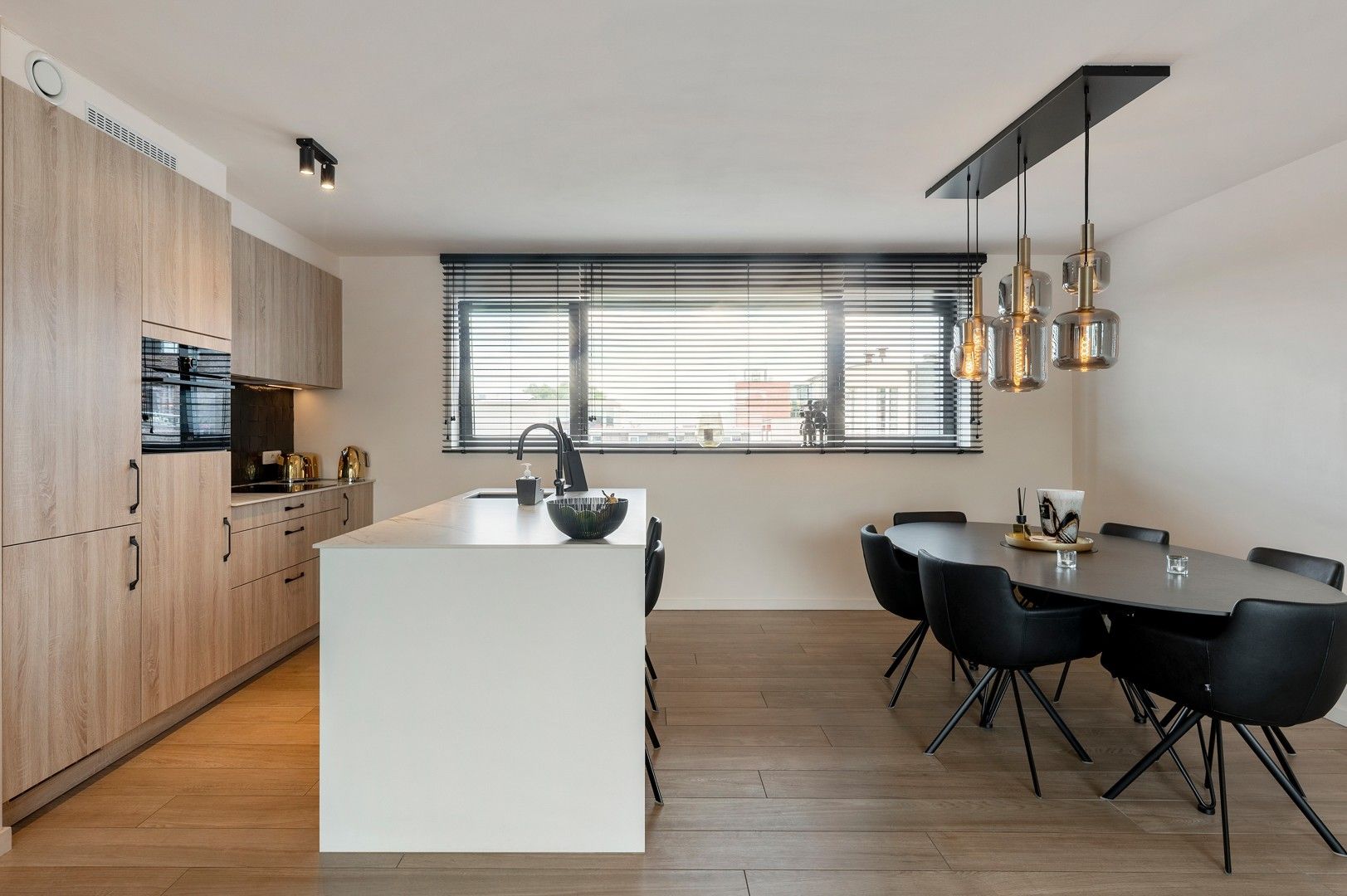 Instapklaar dakappartement met terras in het centrum van Putte foto 4