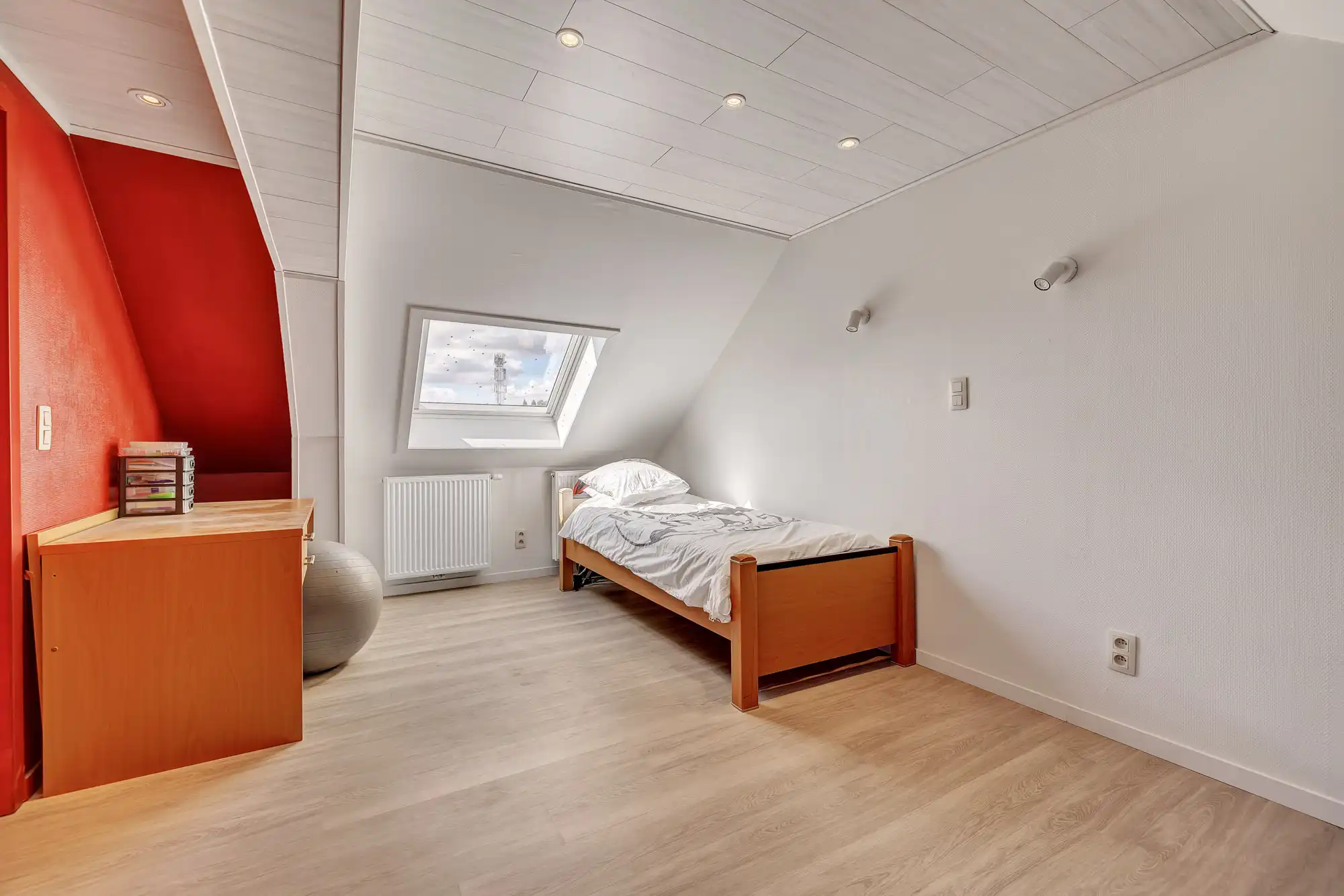 Gerenoveerde gezinswoning met 3 slaapkamers foto 16