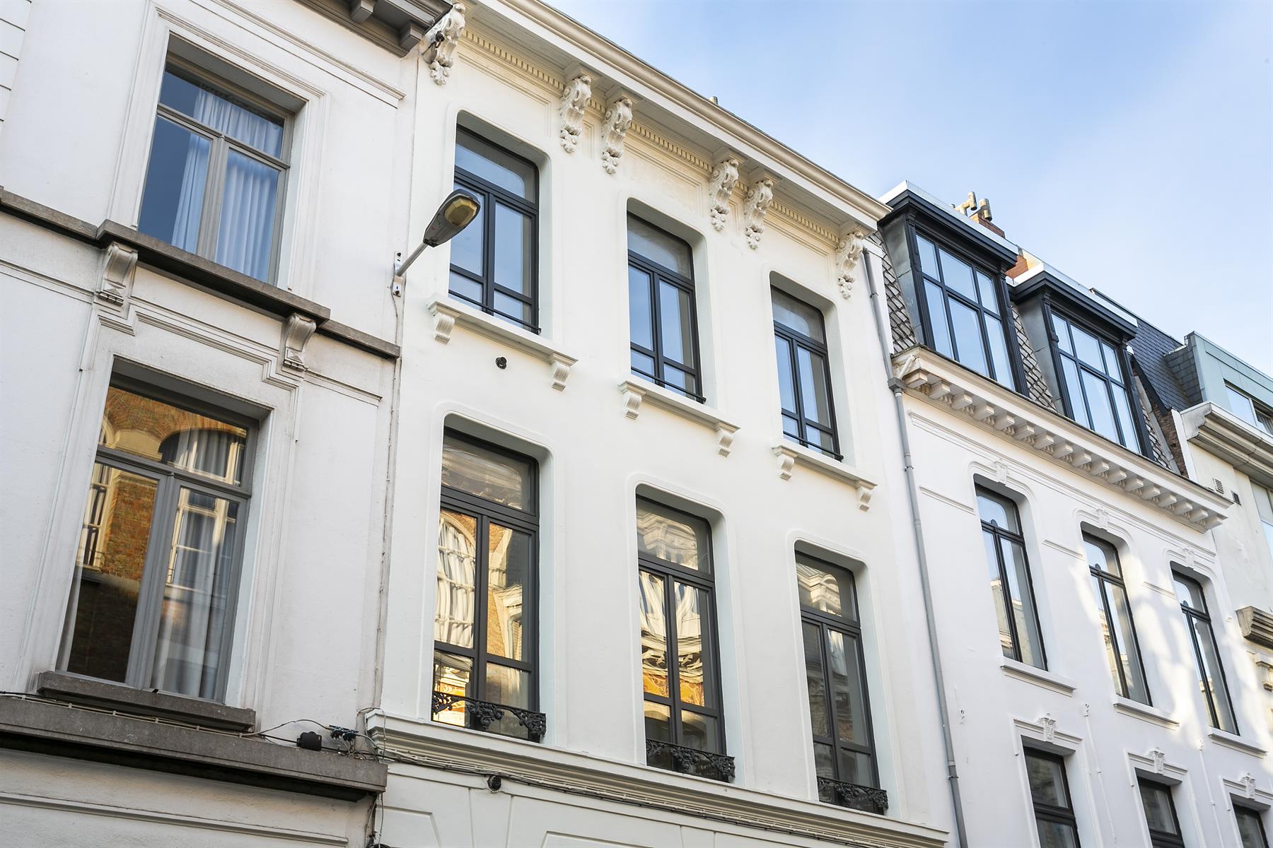 Lichtrijk, trendy appartement in gerenoveerd herenhuis foto 3