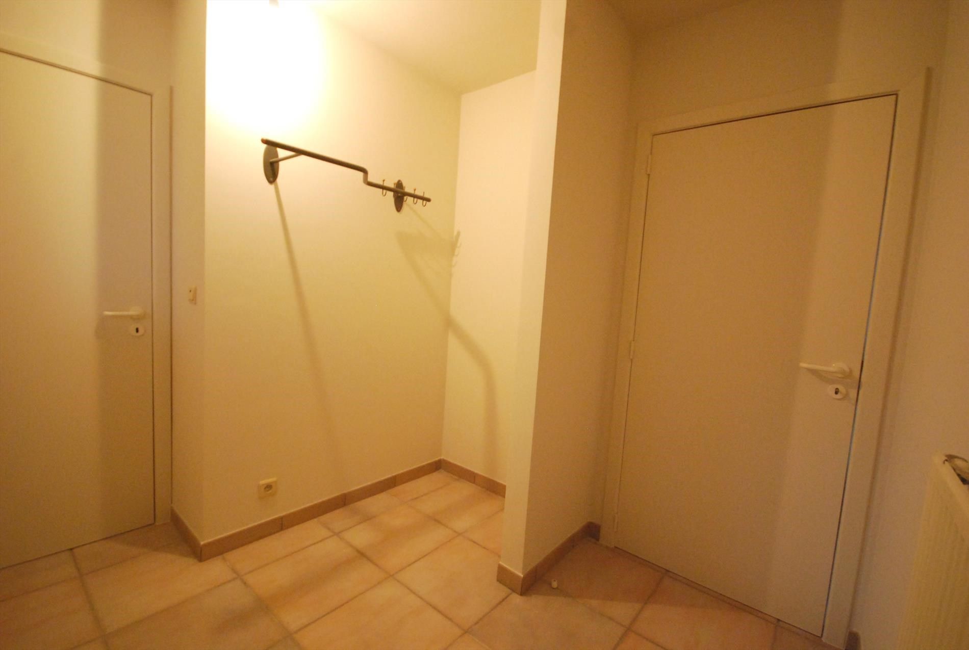 RUIM APPARTEMENT MET ONDERGRONDSE AUTOSTAANPLAATS foto 6