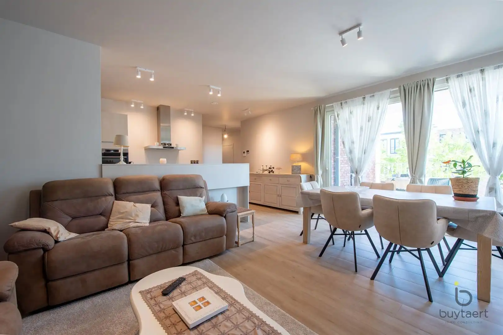 Recent 3 slaapkamer appartement met gezellig terras te Sint Antonius. foto 3