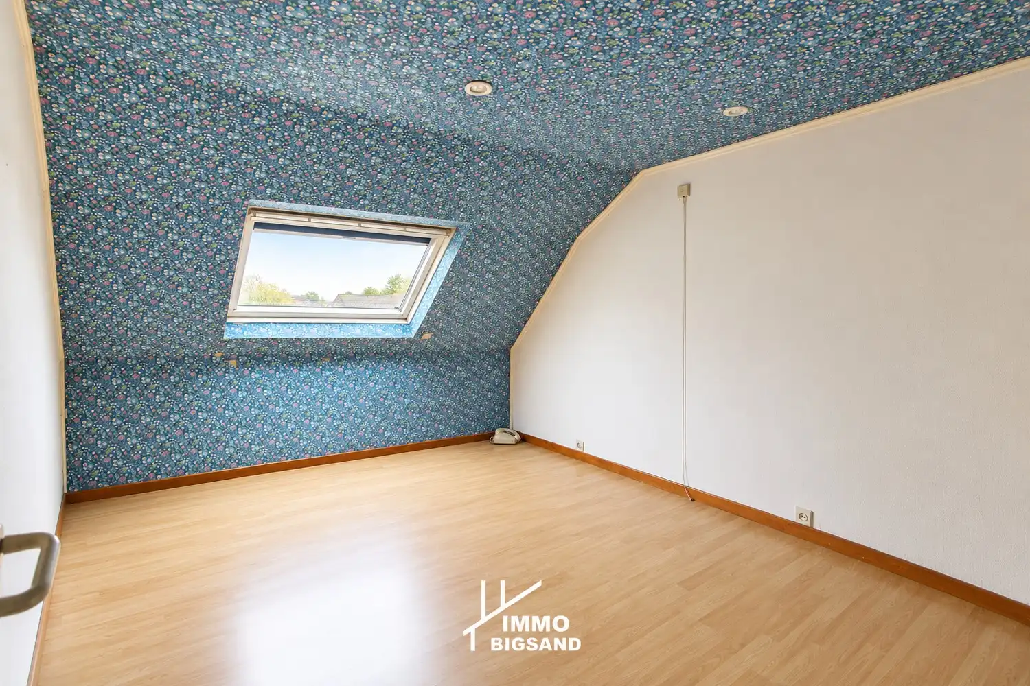 Ruime gezinswoning met 4 slaapkamers, garage en tuin in Bissegem! foto 12