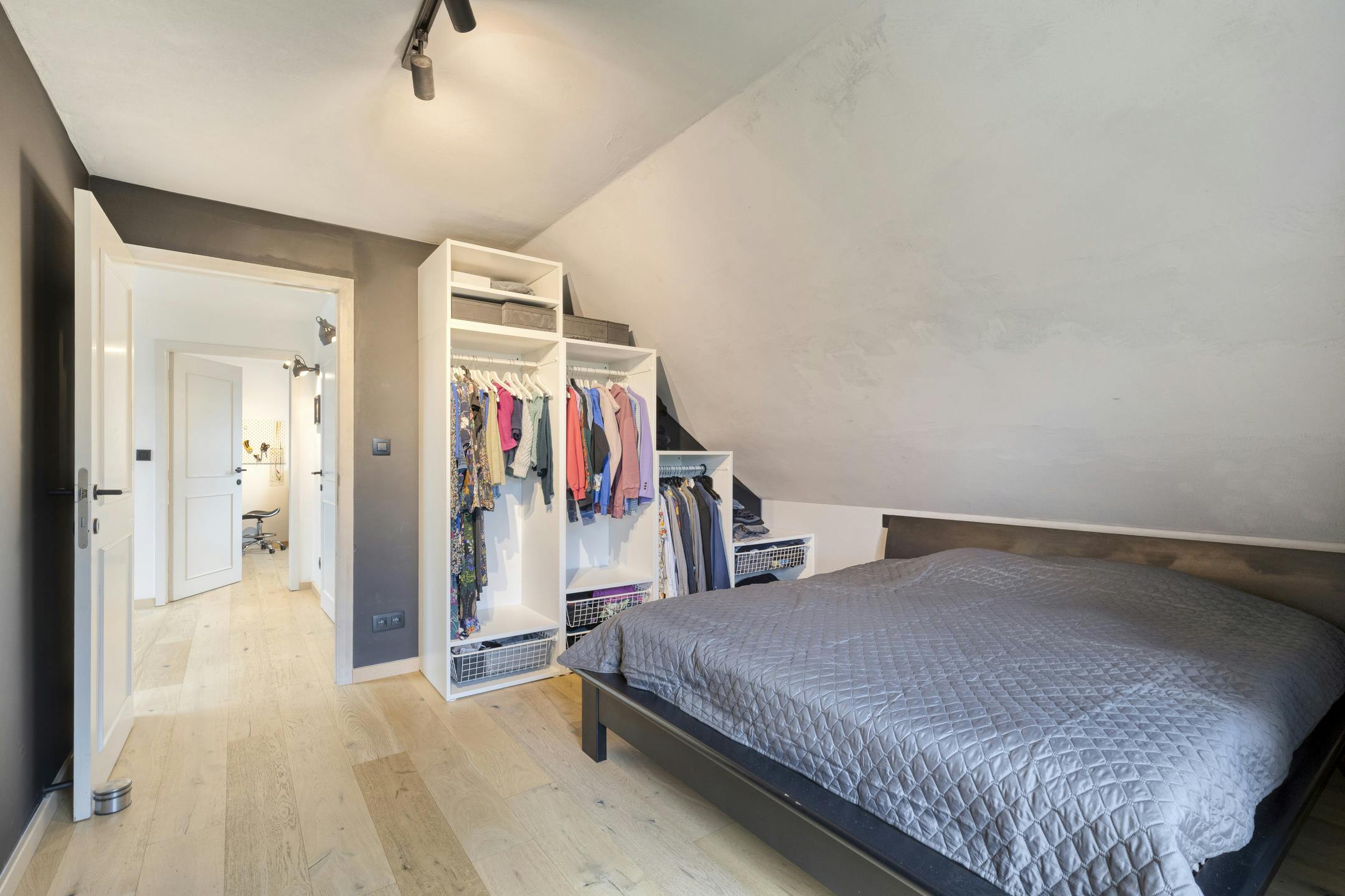 Ruime woning omgeven door groene tuin met 4 slaapkamers foto 12