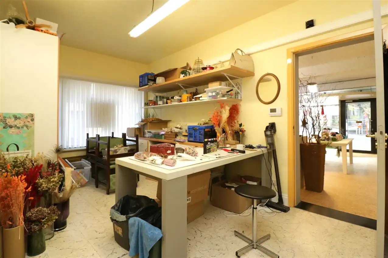 handelszaak met hoge zichtbaarheid en mooie etalage  foto 15