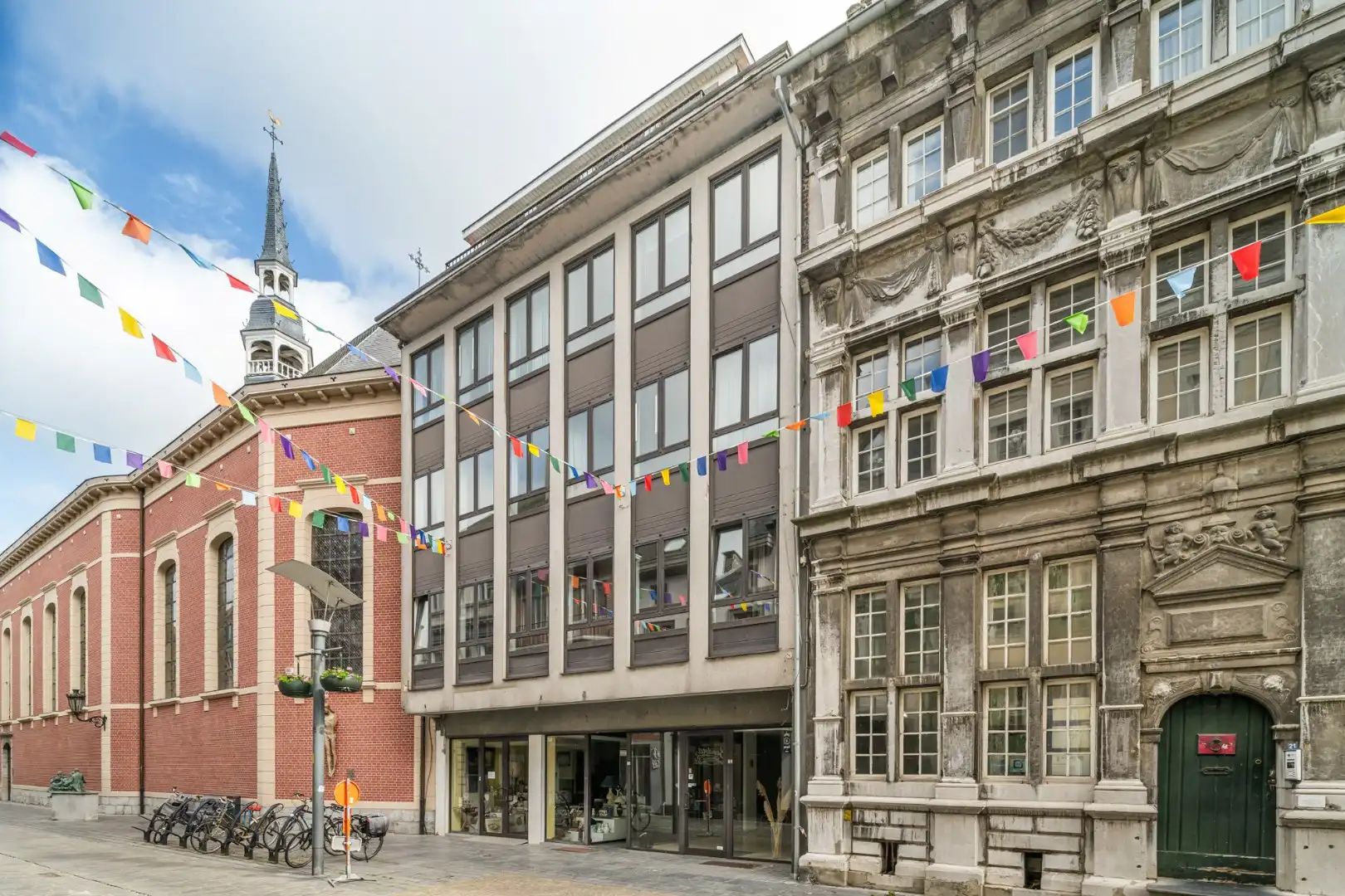 Stijlvol gerenoveerd appartement met moderne uitstraling in het centrum van Maaseik!  foto 32