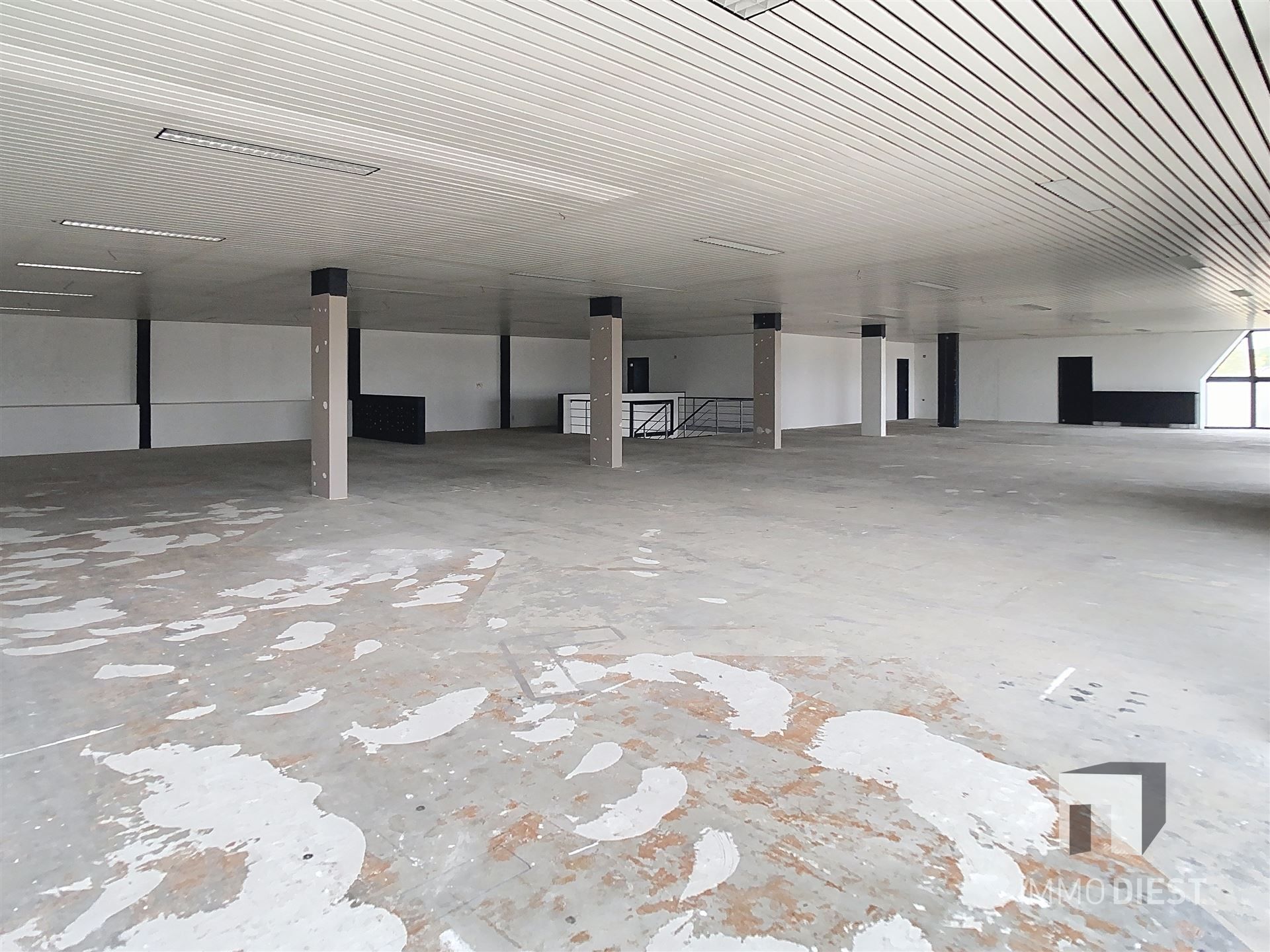 Handelspand van 1181m2 met ruime parking langs verbindingsweg foto 14