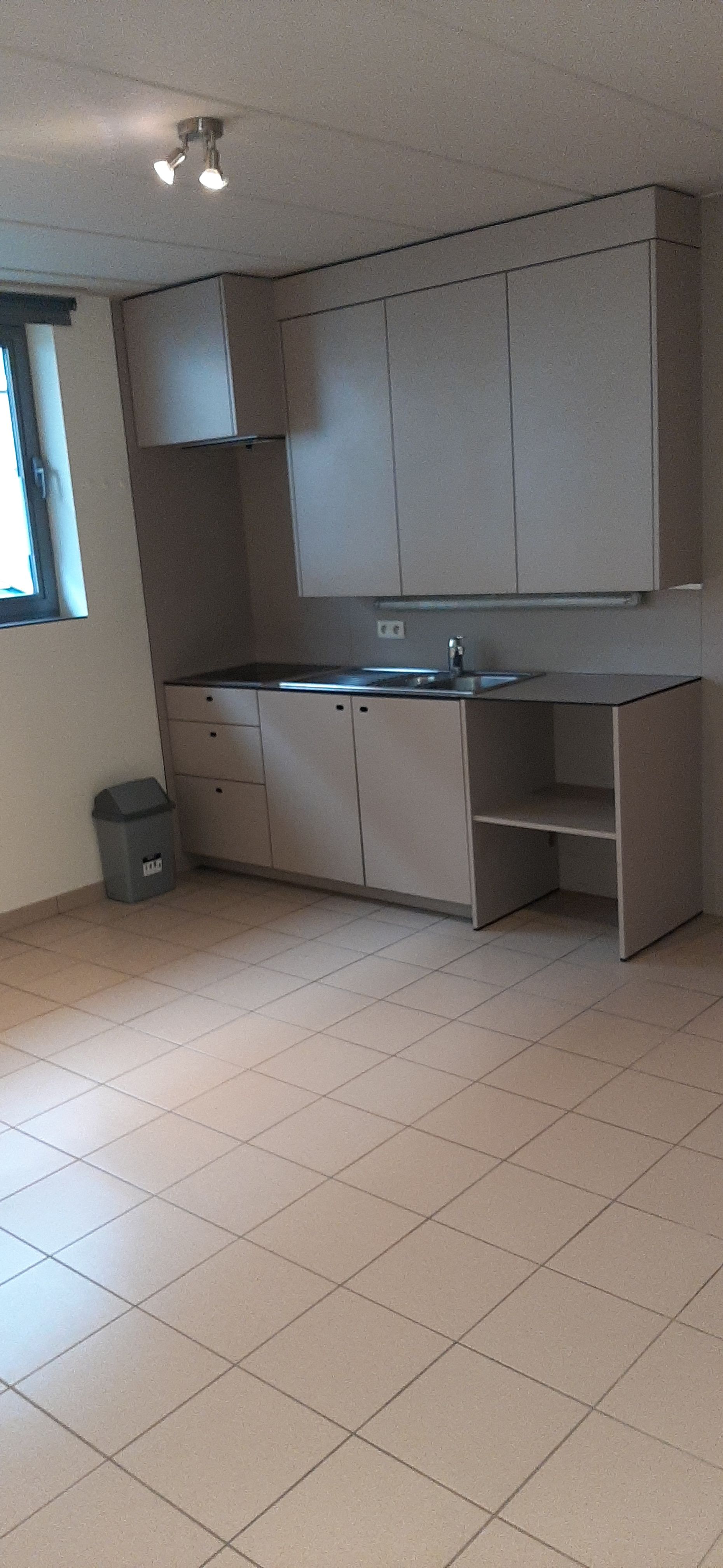 Goed gelegen gezellige ongemeubelde studio foto 3