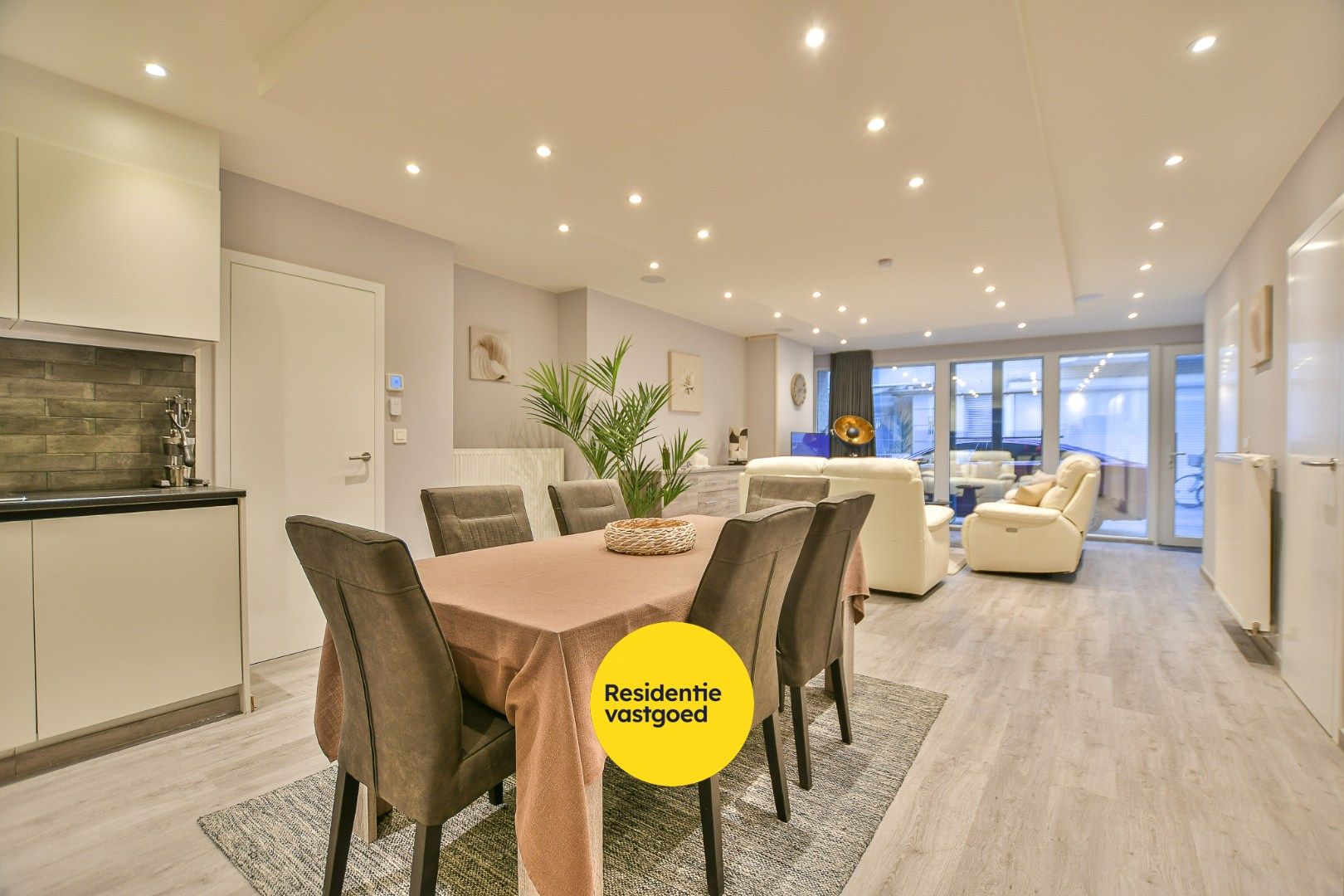 Gerenoveerd appartement met 2 slaapkamers te koop op toplocatie te Blankenberge!  foto 2