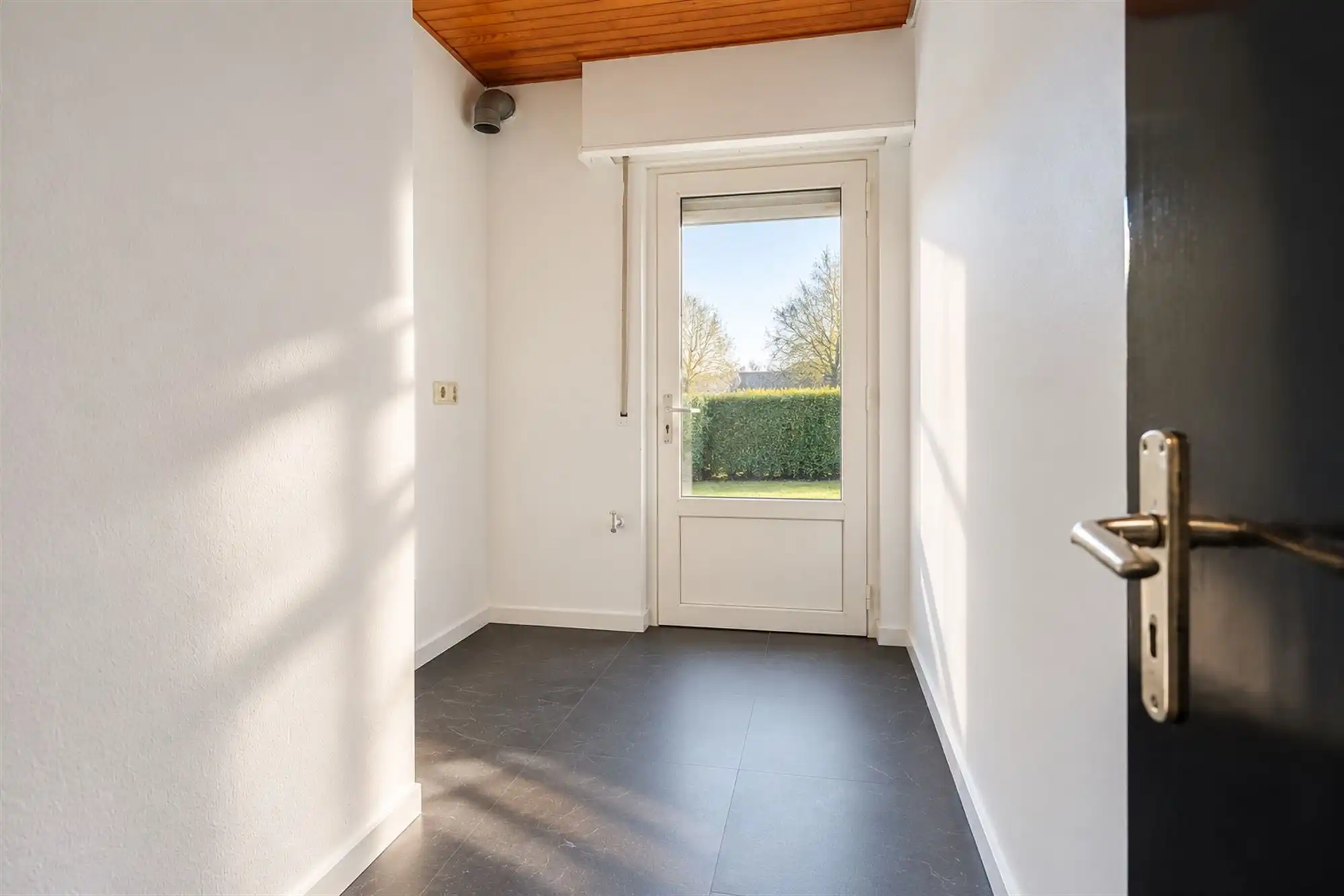 Ruime gelijkvloerse villa met garage en grote tuin foto 21