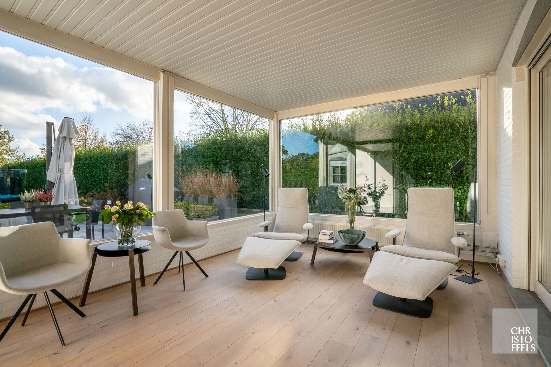 Eigentijdse villa (428m²) met zwembad en 2de woning (187m²) op perceel van 36a43ca.  foto 5