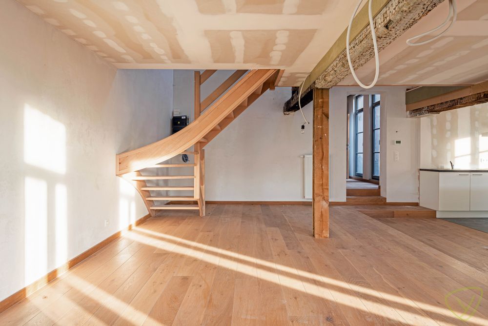 Uitzonderlijk en volledig vernieuwd duplex-appartement gelegen op de Markt van Eeklo! foto 4