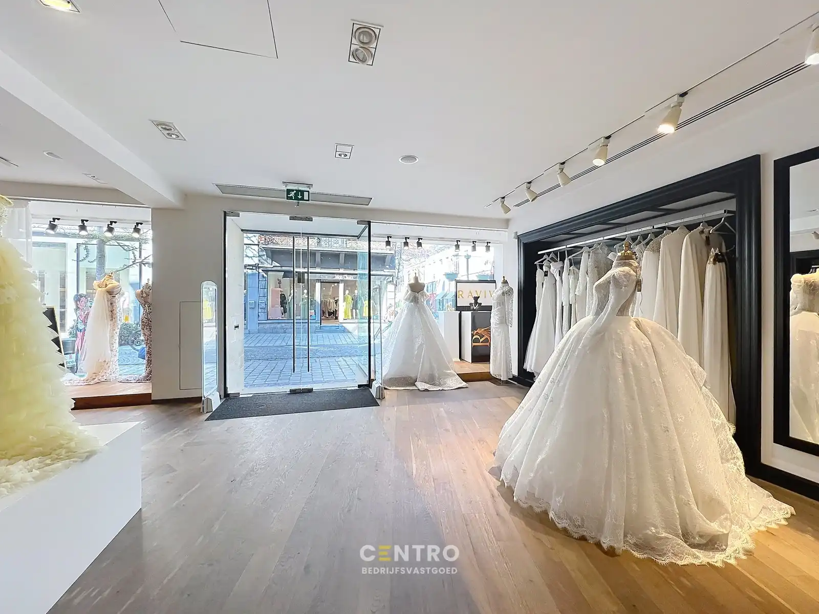 Handelspand met uitstraling (420 m² winkelruimte + extra stockruimte) te huur op topligging in OOSTSTRAAT, Roeselare. foto 8