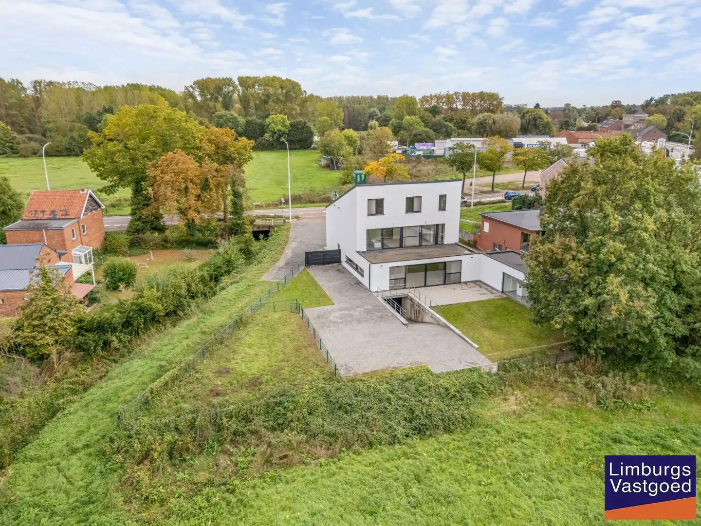 Exclusieve woning met praktijkruimte en zicht op weilanden foto 3