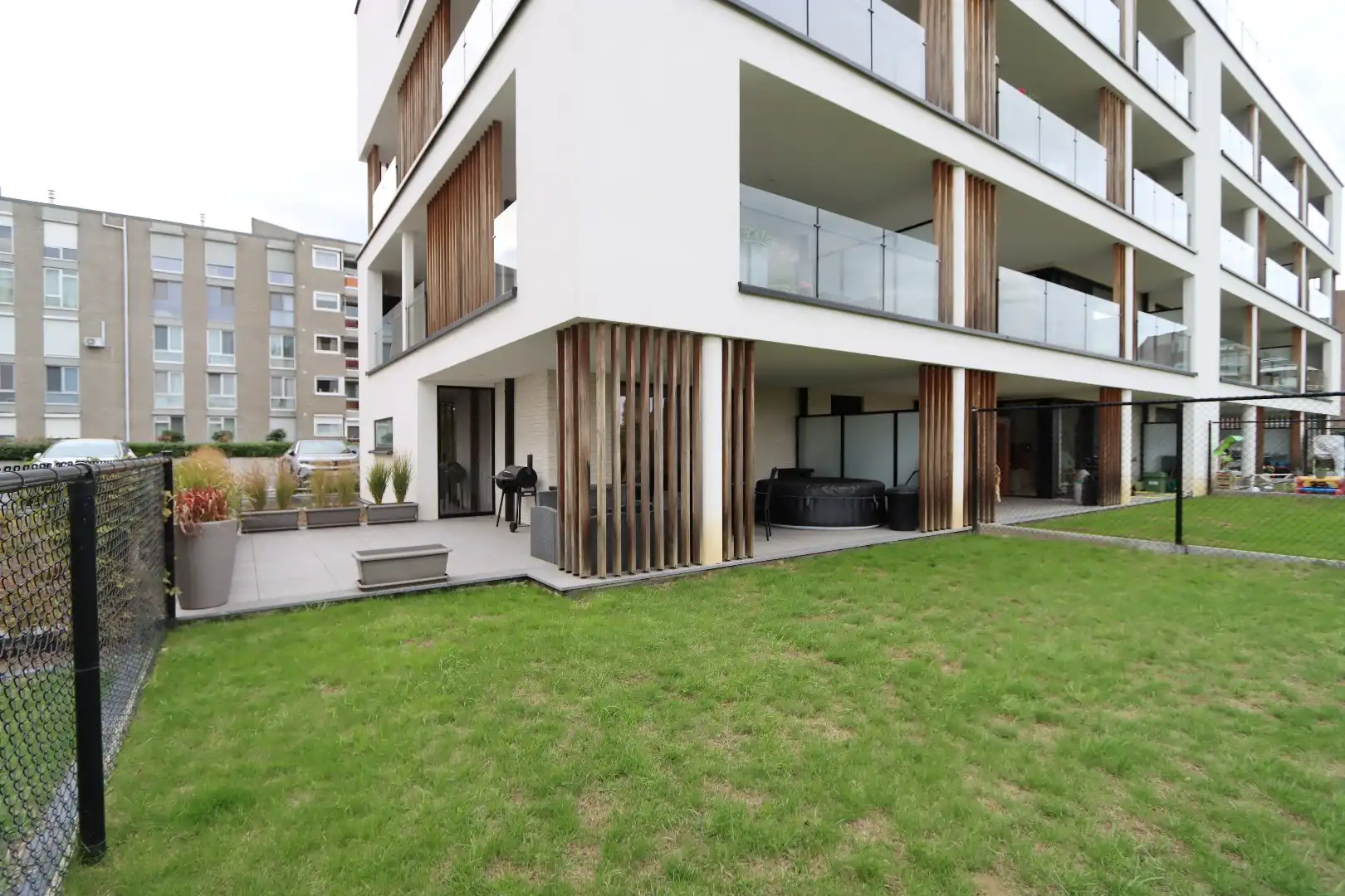 Gelijkvloers appartement met tuintje, terras, autostandplaats en kelderberging in hartje Maaseik  foto 17