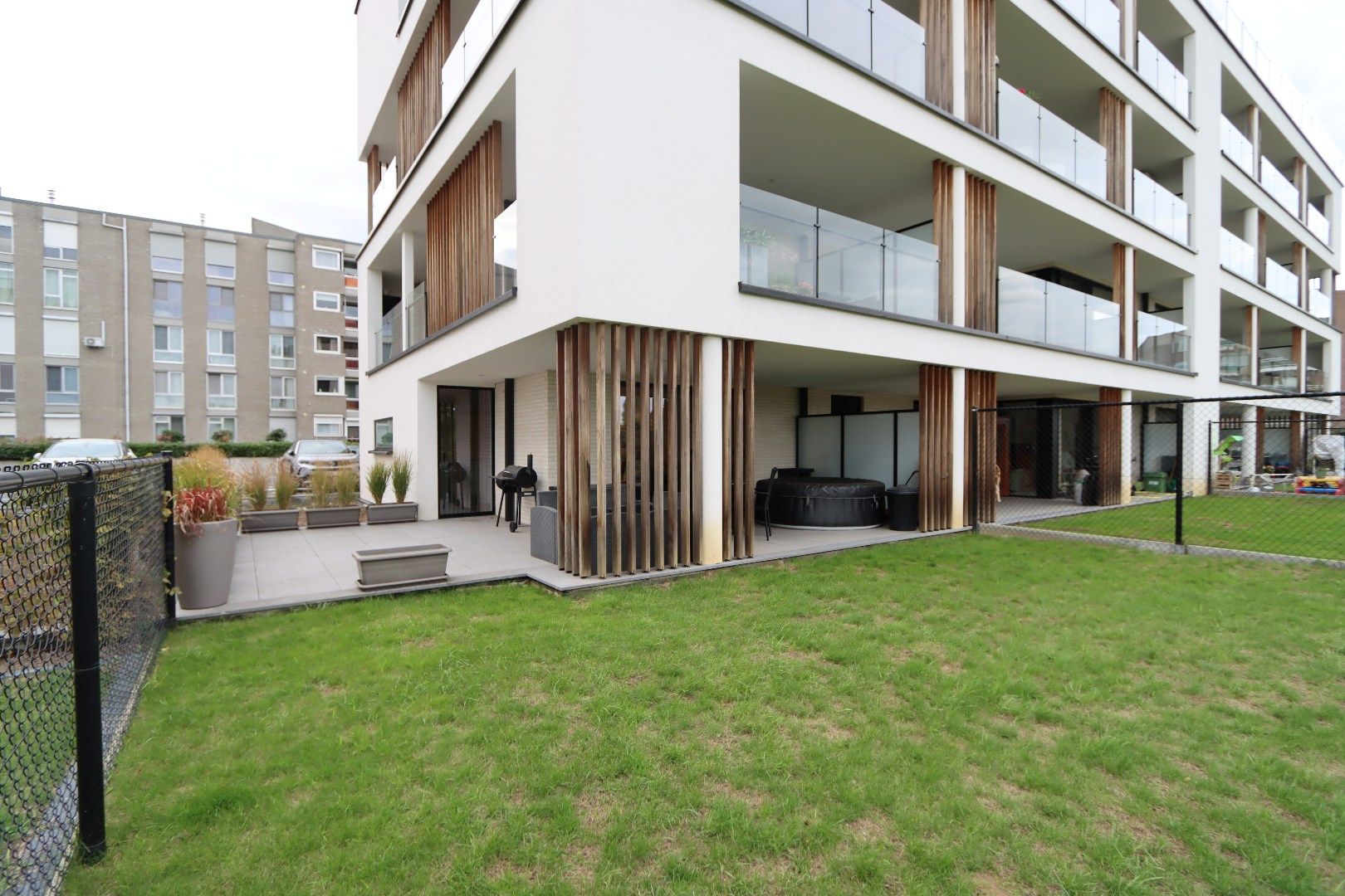 Gelijkvloers appartement met tuintje, terras, autostandplaats en kelderberging in hartje Maaseik  foto 17